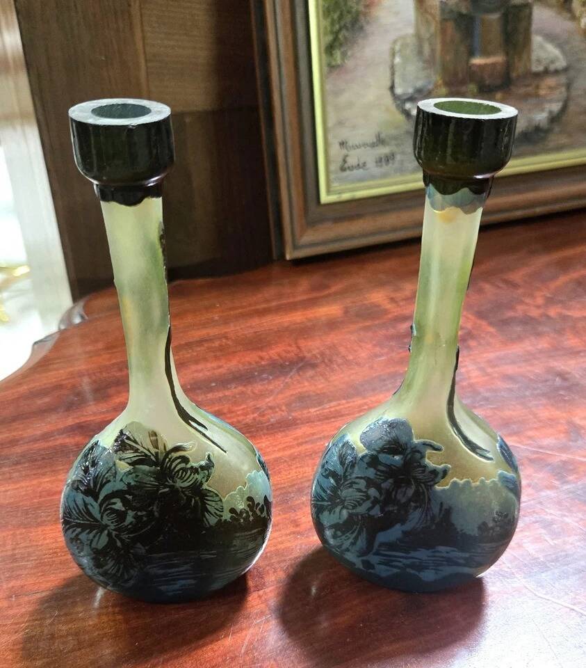 Pair of flower vases in glass paste, with a long slender neck.