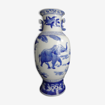 Vase en porcelaine de chine éléphnat blanc bleu XXème