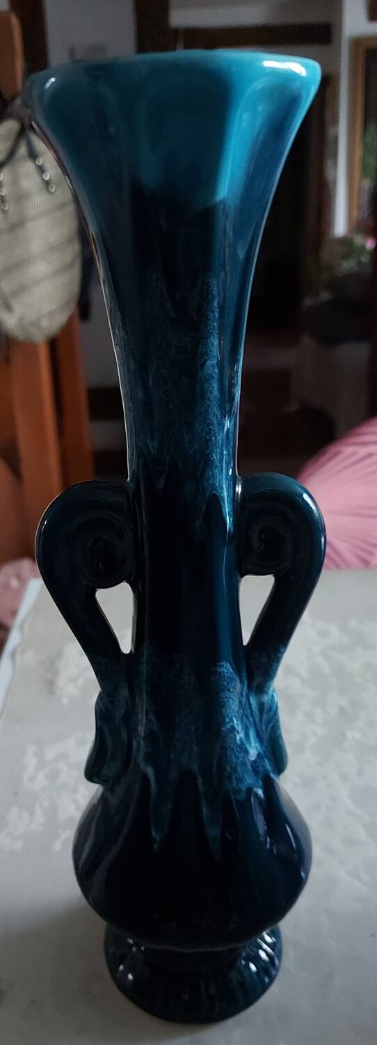 Slim single-flower vase in navy blue enamel