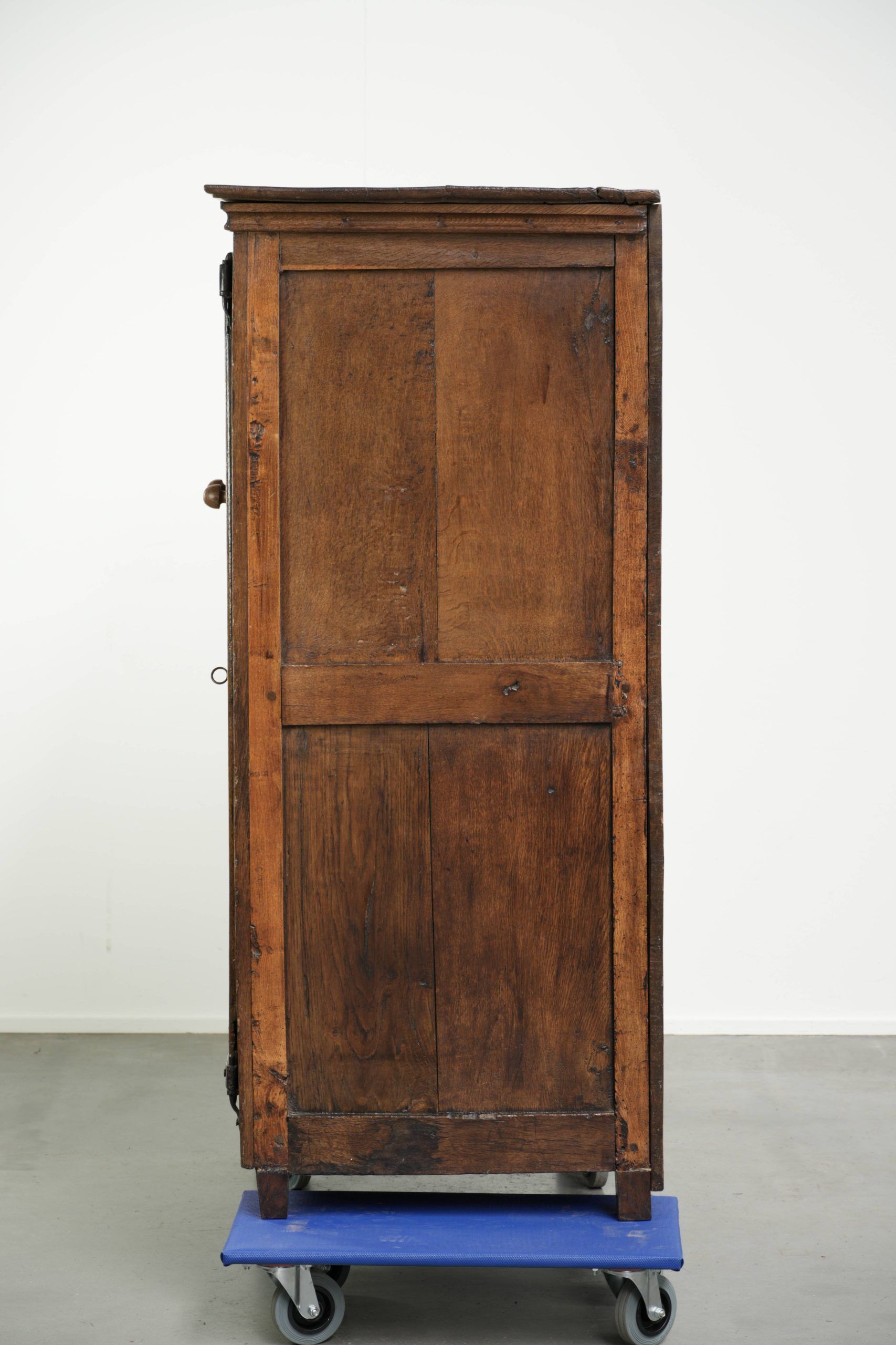 Antique oak farmhouse cupboard from the 17th century with original fittings