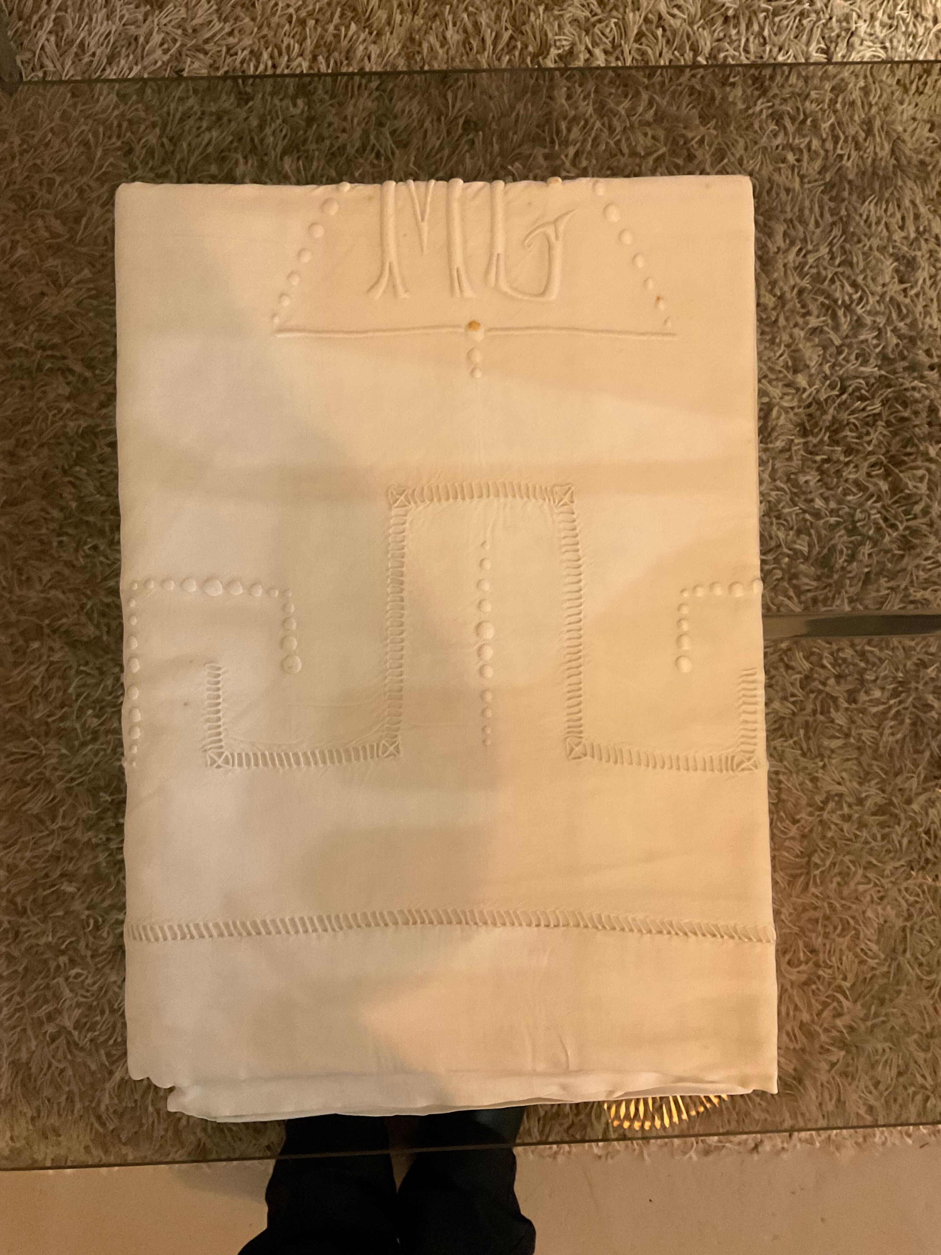 Drap ancien brodé.monogramme brodé MG 219 x 350