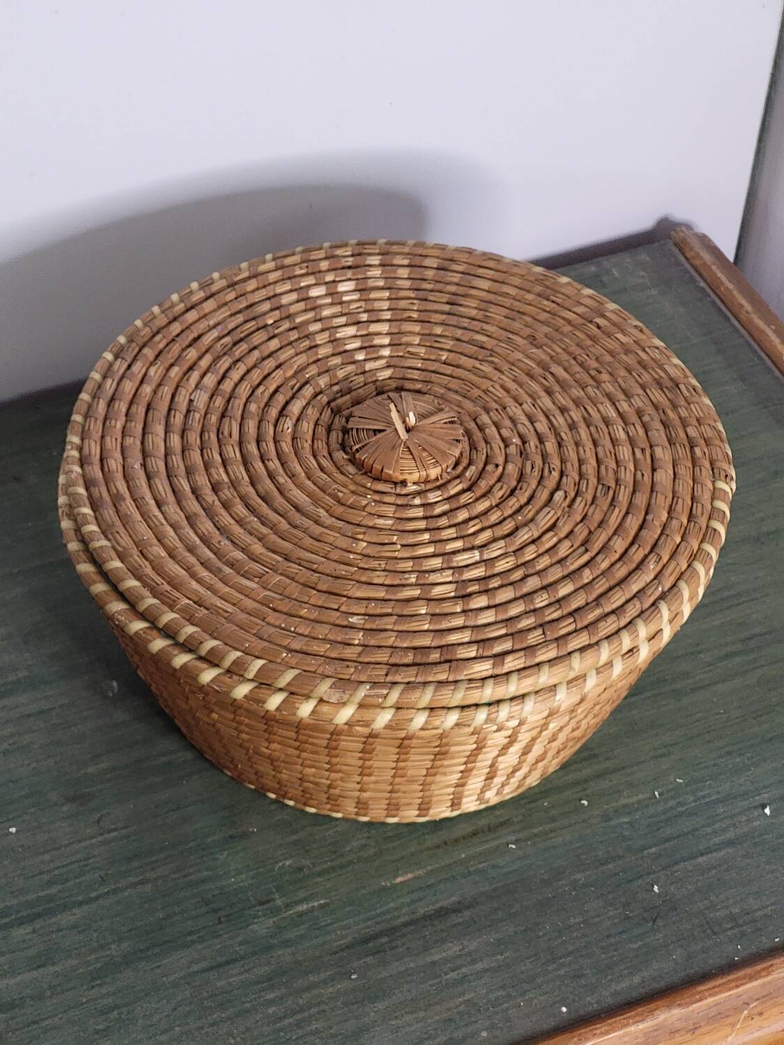 Round straw basket