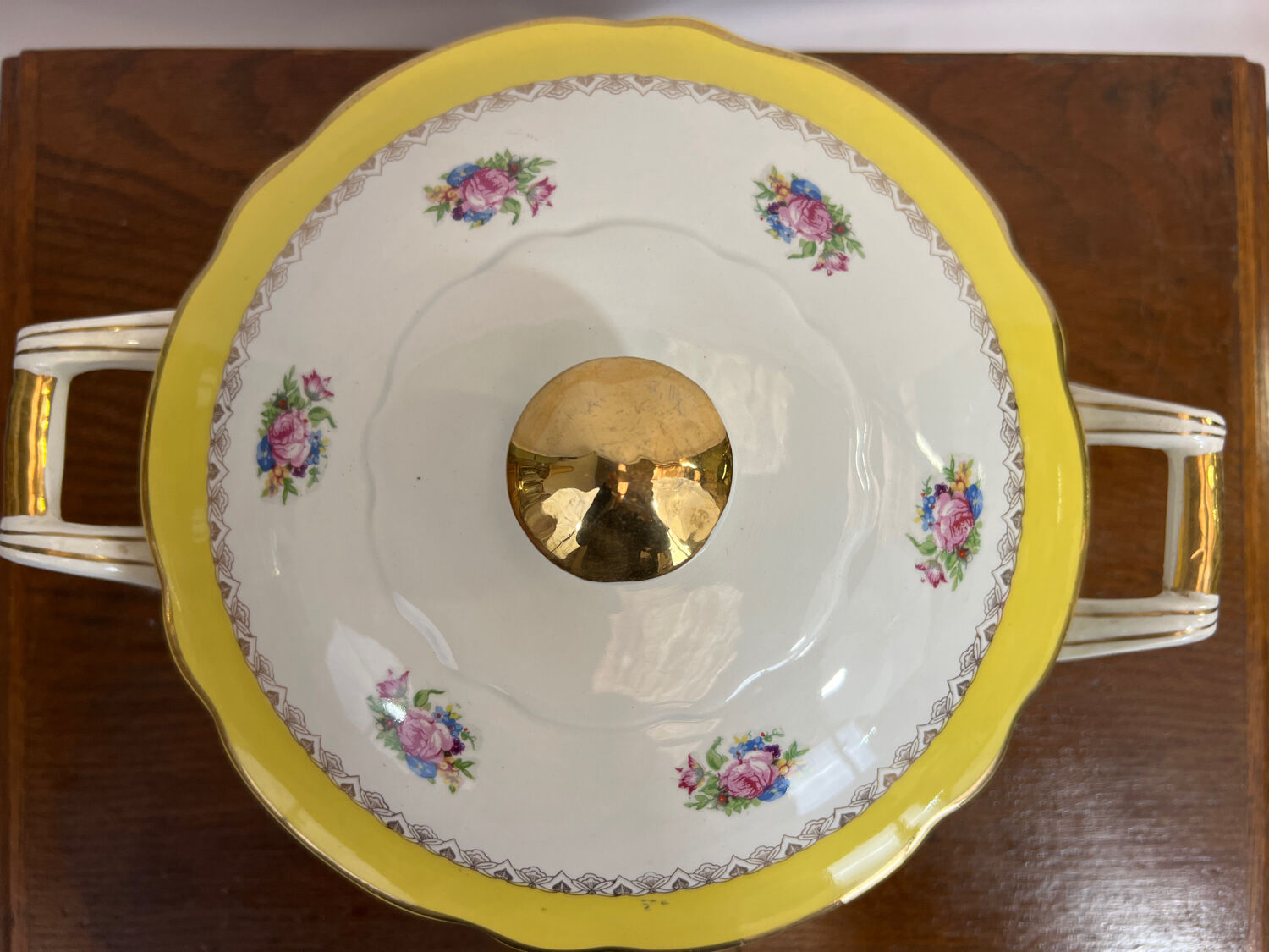 Yellow and white Sarreguemines digoin tureen