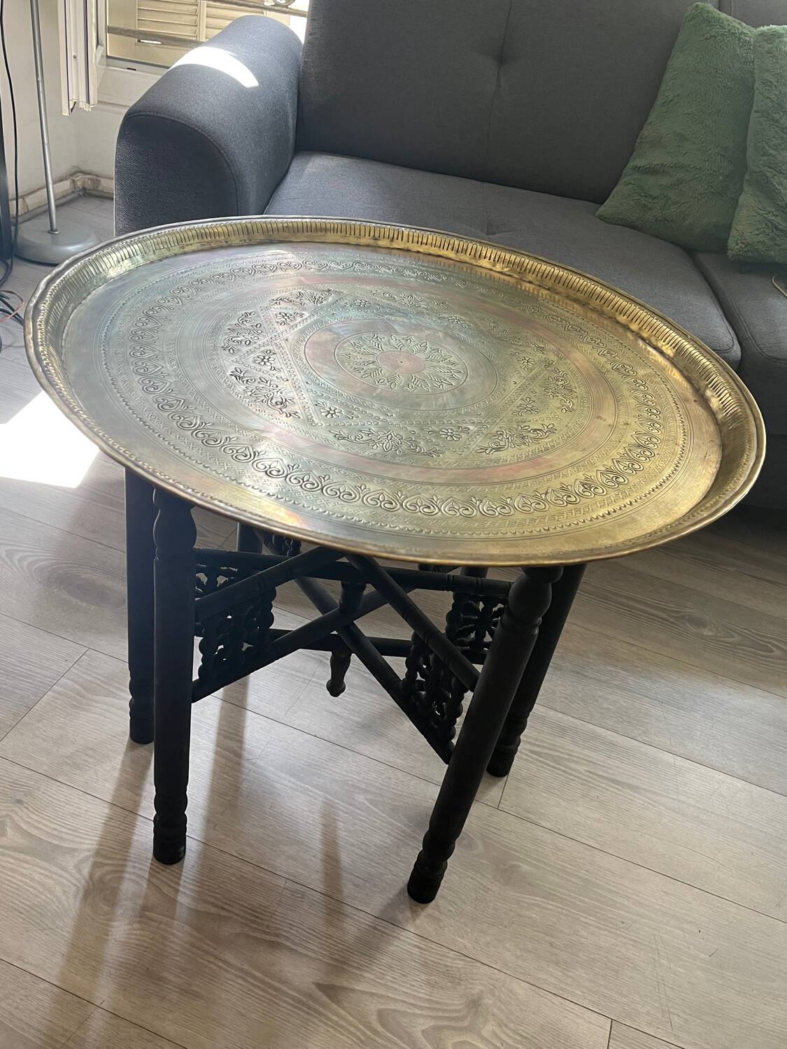 Table basse marocaine en laiton gravé et bois sculpté