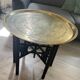 Table basse marocaine en laiton gravé et bois sculpté