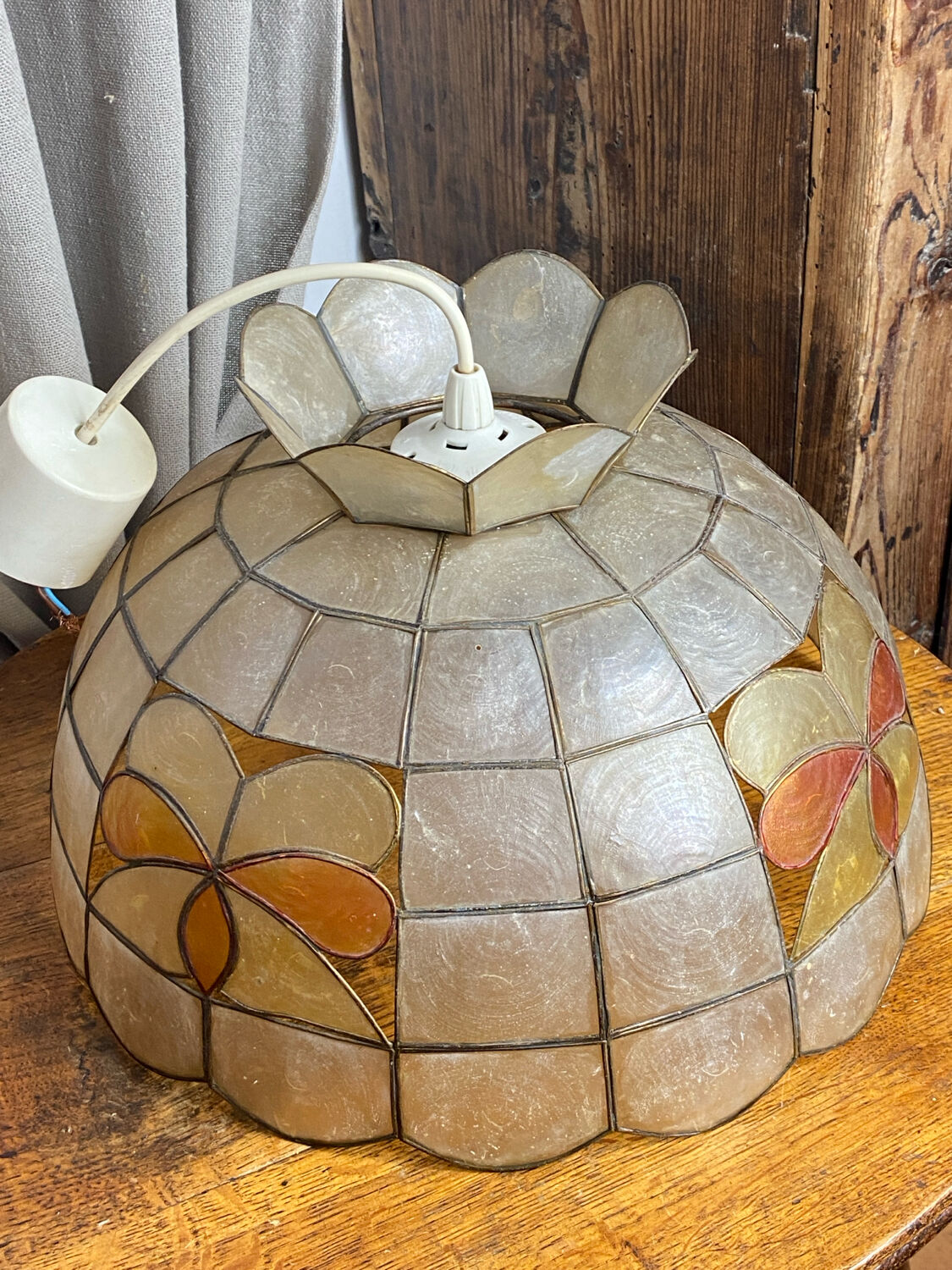 Mother-of-pearl and brass pendant with floral decoration.