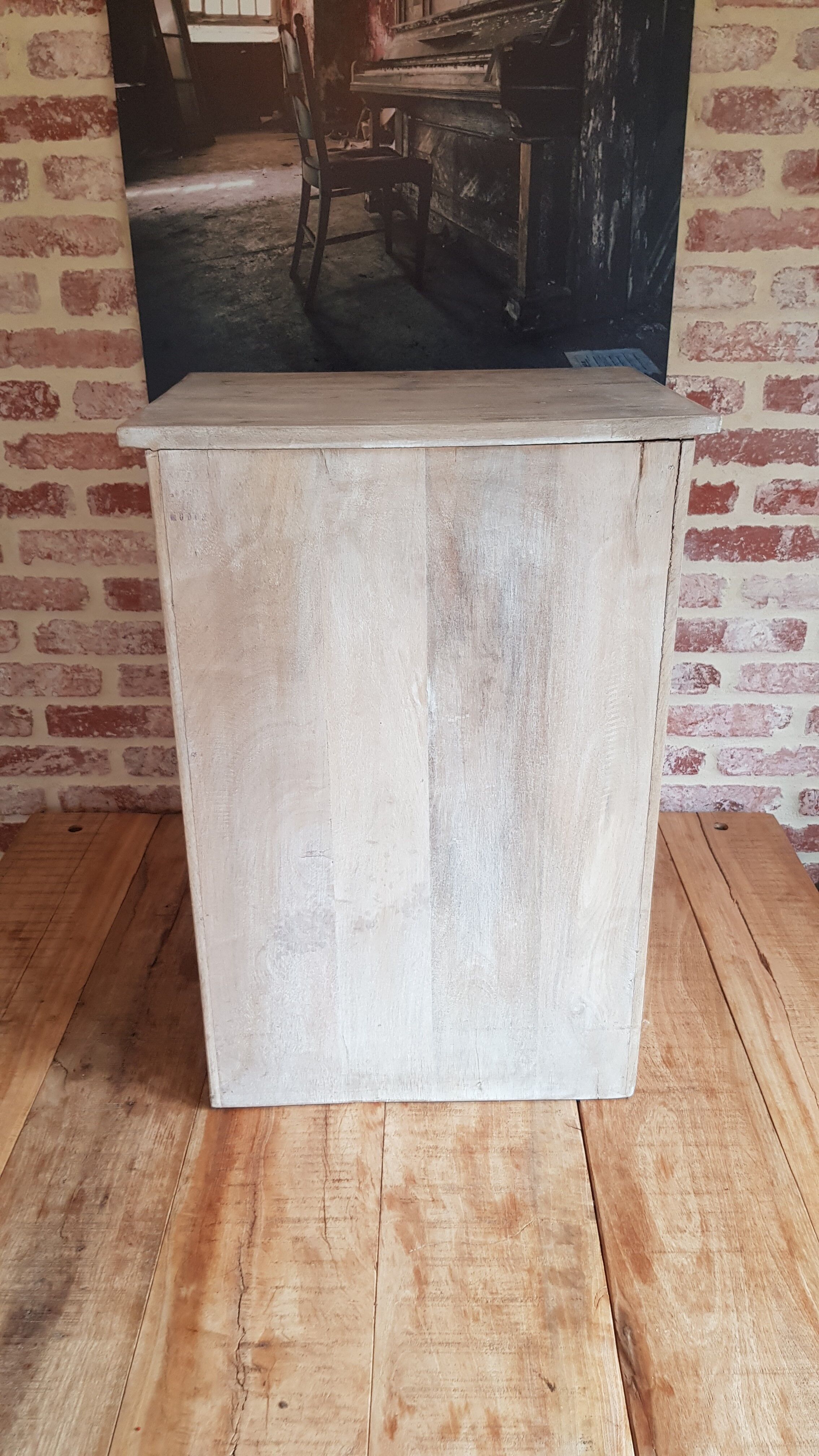 Chiseled mango tree bedside