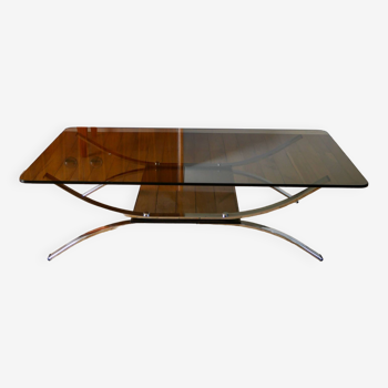 Table basse double plateaux en verre fumé et chrome, pieds arqués et berceau, Design, 1970