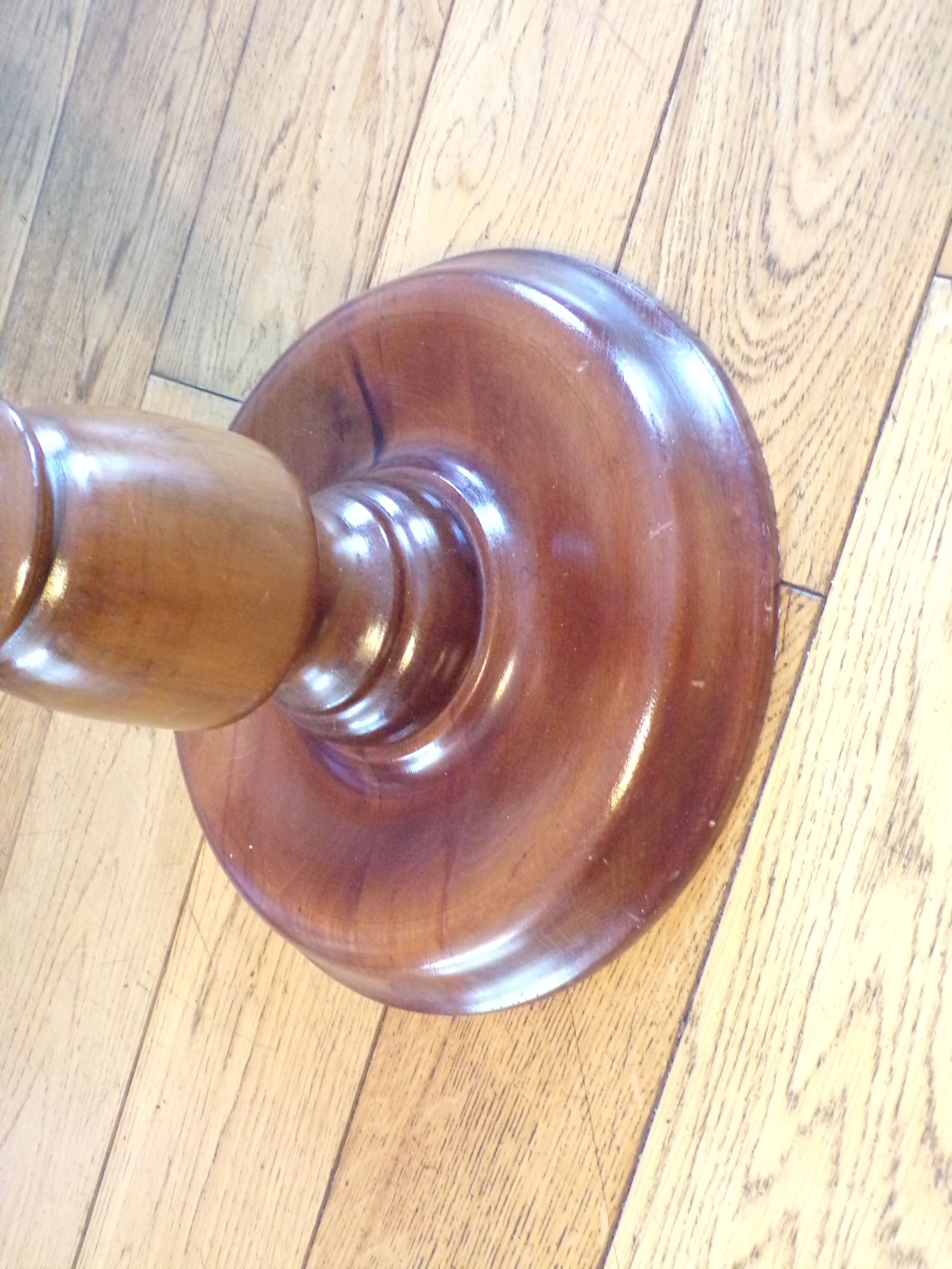 Turned wooden presentation column