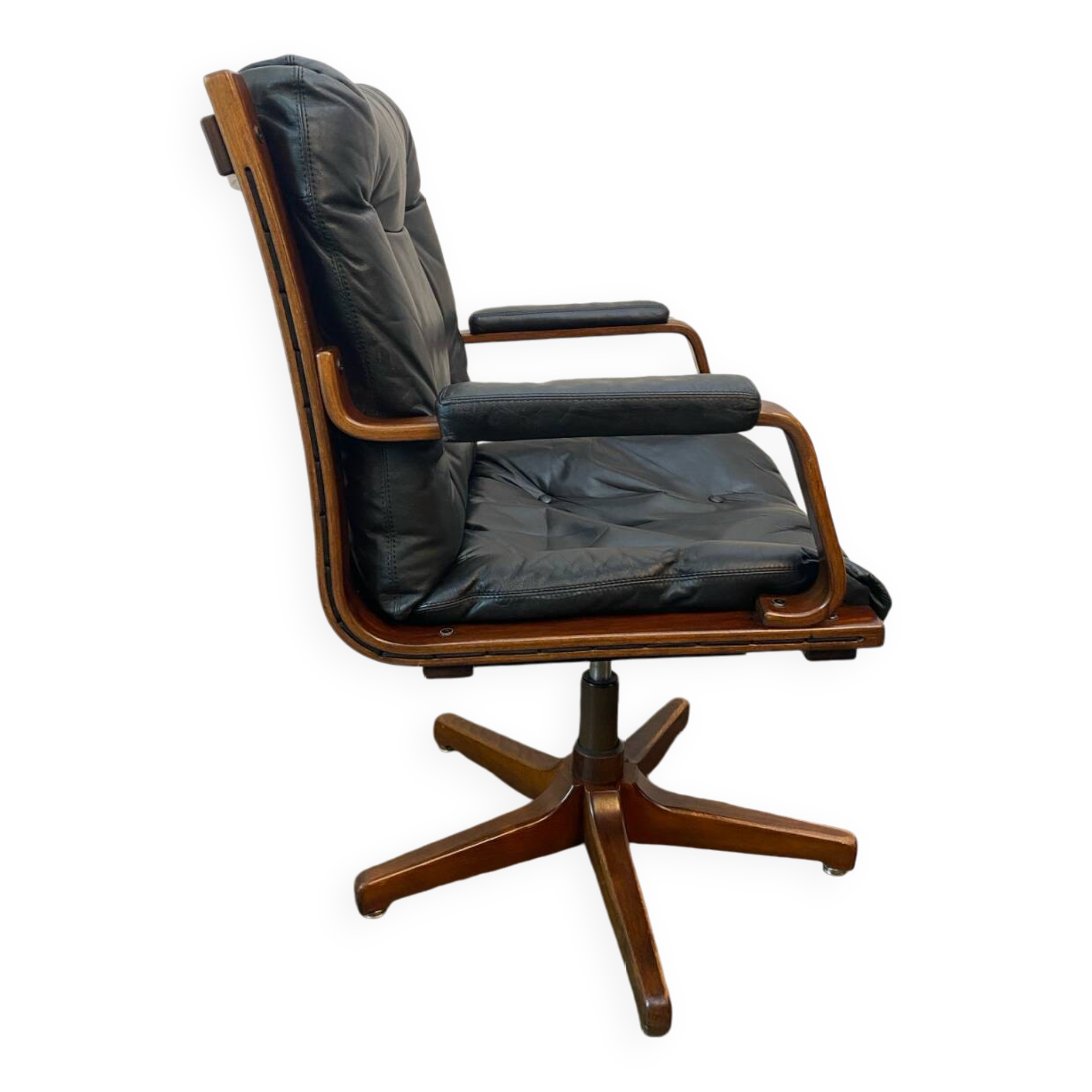 Fauteuil de bureau avec accoudoirs design vintage - Executive chair pivotant en cuir noir italien par Co.Fe.Mo années 80