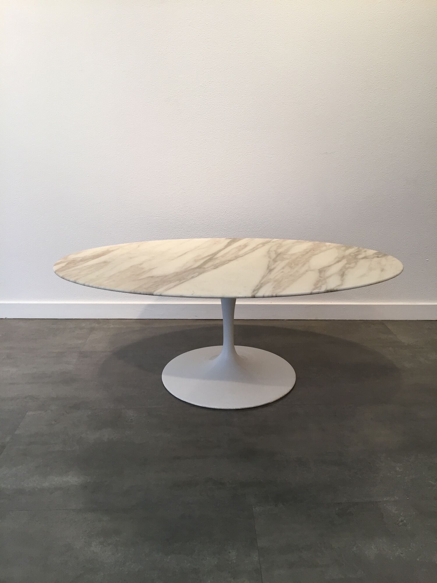 Table Calacatta marble low Eero Saarinen Tulip for Knoll International