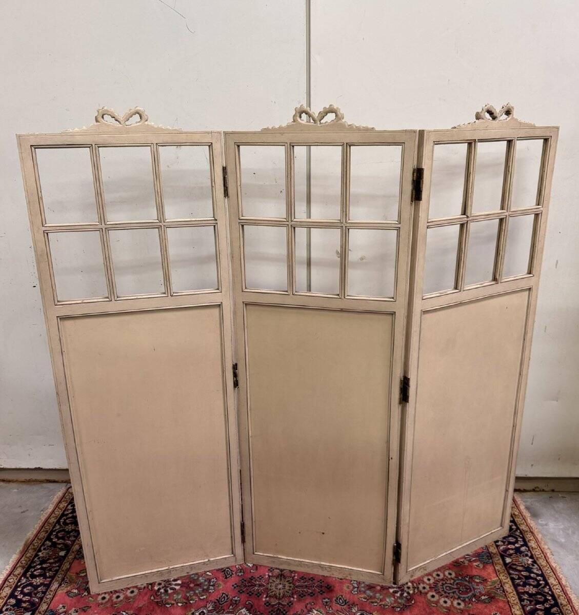 Three-panel screen in Louis XVI style with Romantic decorations and landscapes.
