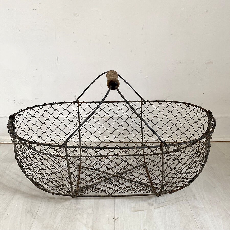 Basket in metal and old wood