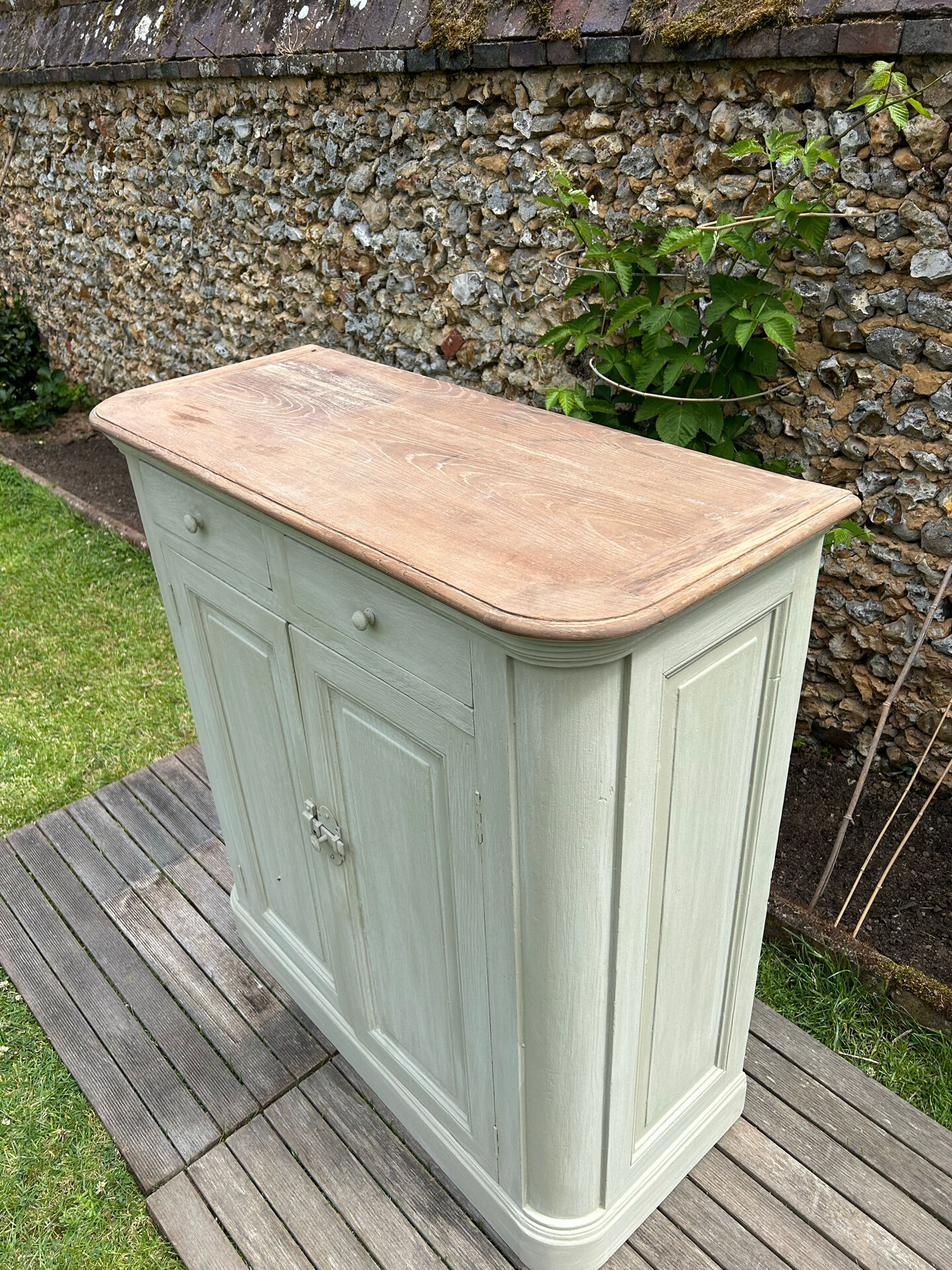 Buffet d’office sur plinthe en chêne gris mastic