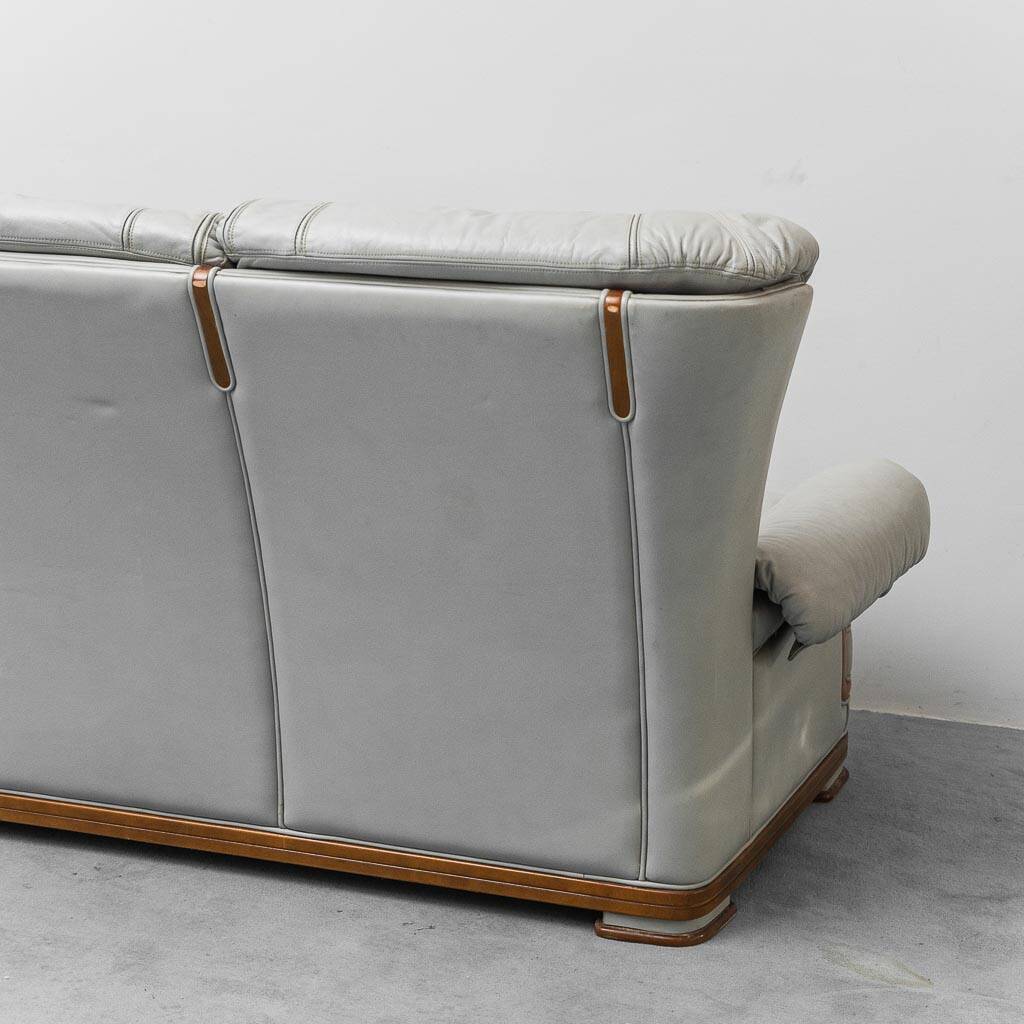 Canapé vintage 3 places en cuir gris et bois, moderniste des années 1950.
