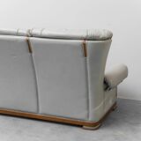 Canapé vintage 3 places en cuir gris et bois, moderniste des années 1950.