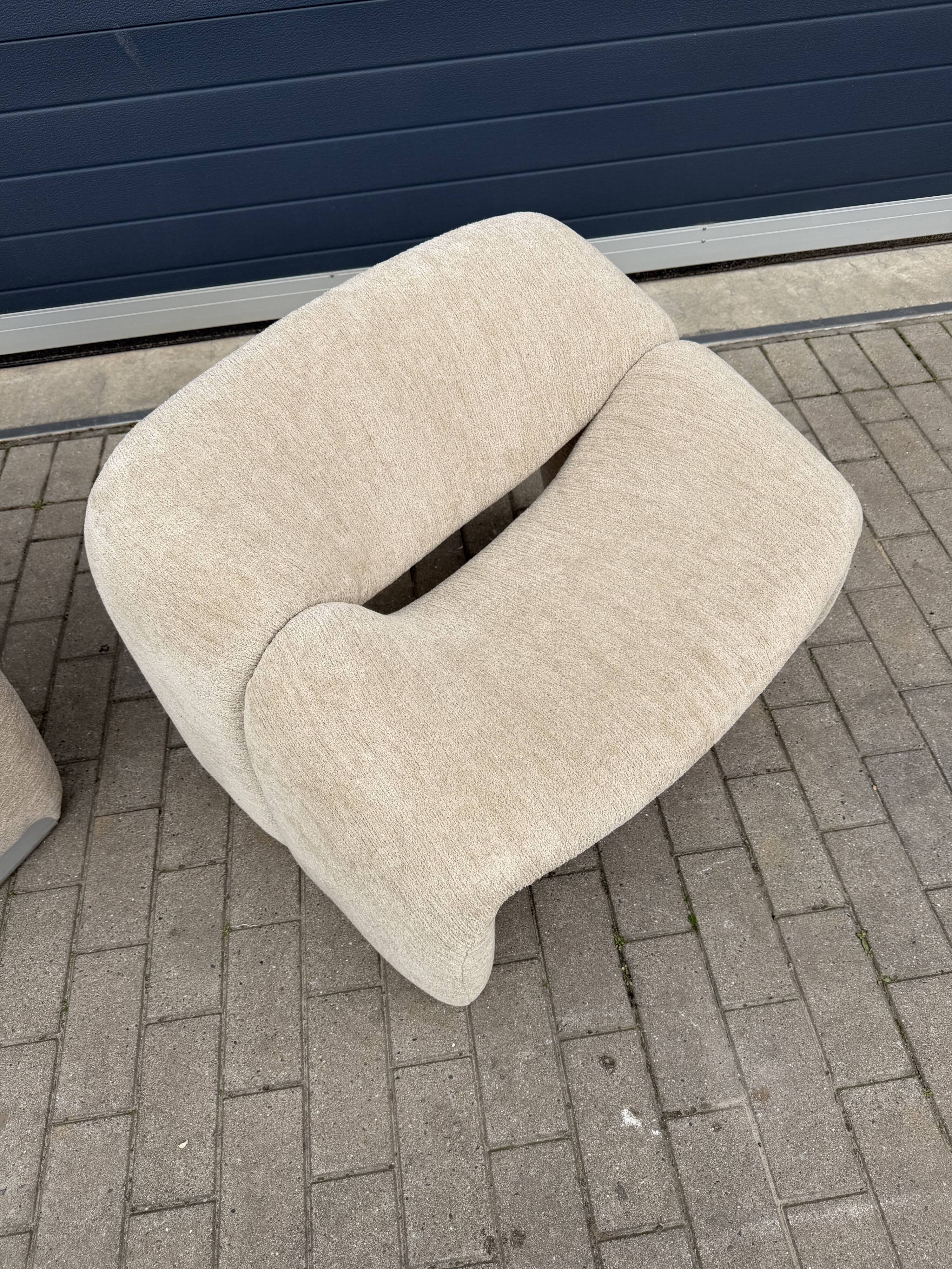 2x Artifort Groovy F598 Pierre Paulin, Pierre Frey: Chenille Igor (Sable)