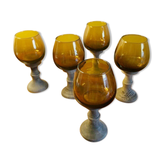 Lot de 5 verres à pied en bois et en verre ambré vintage