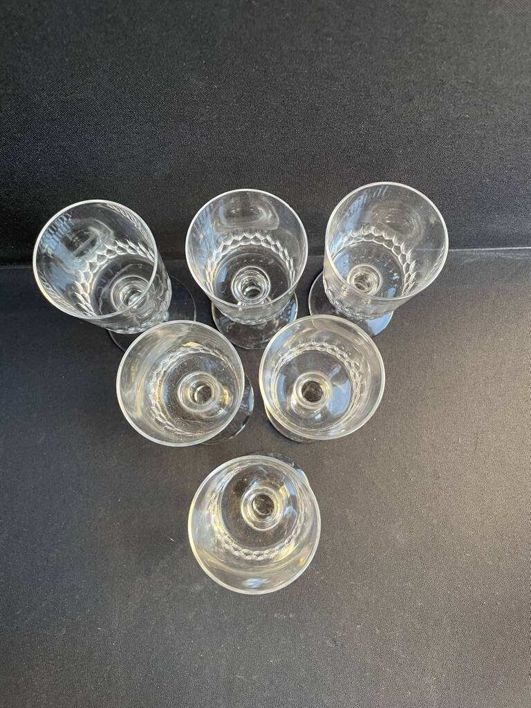 6 wine glasses – light cut crystal