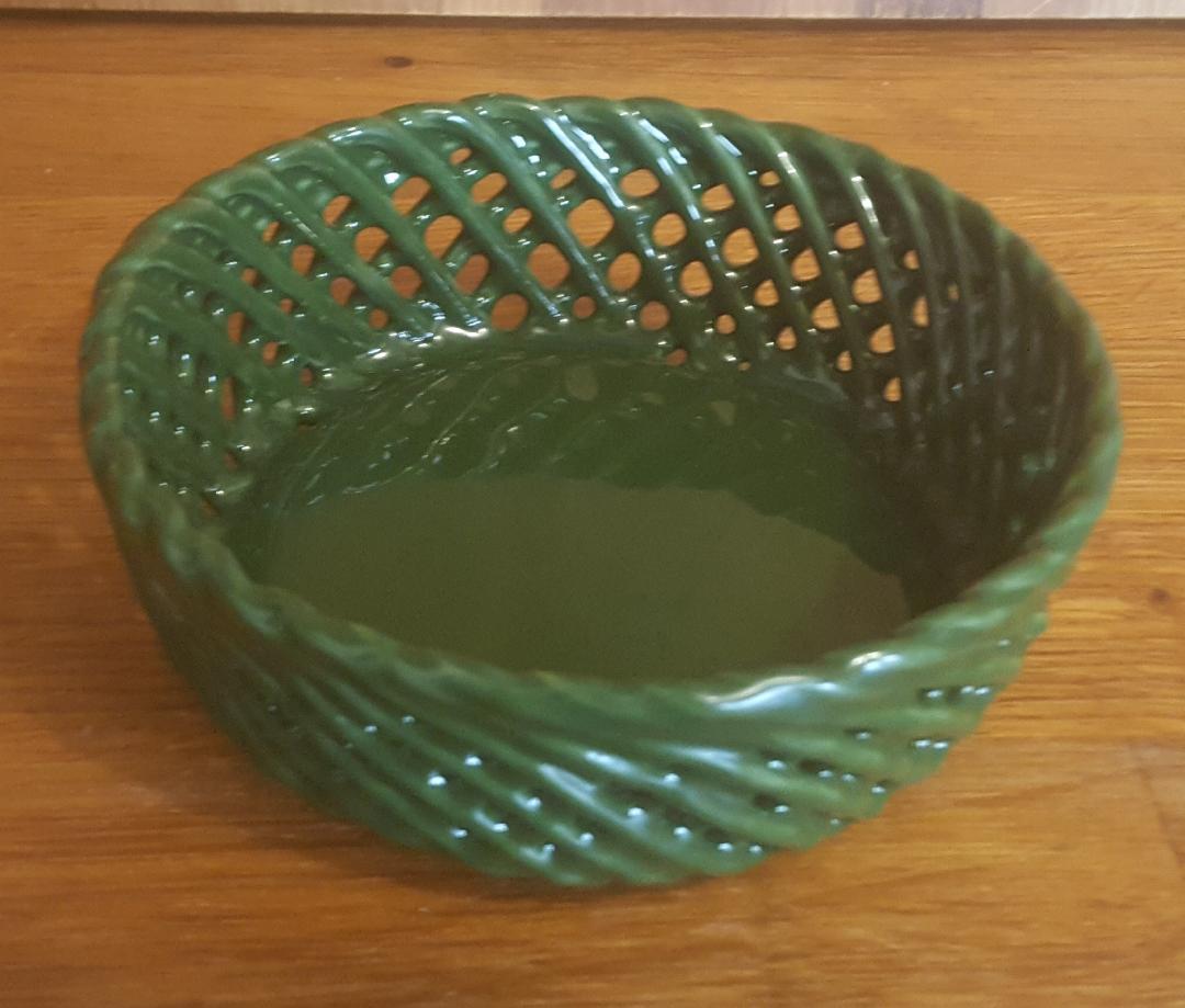 Vintage pocket empty cup in green braided ceramic basket style