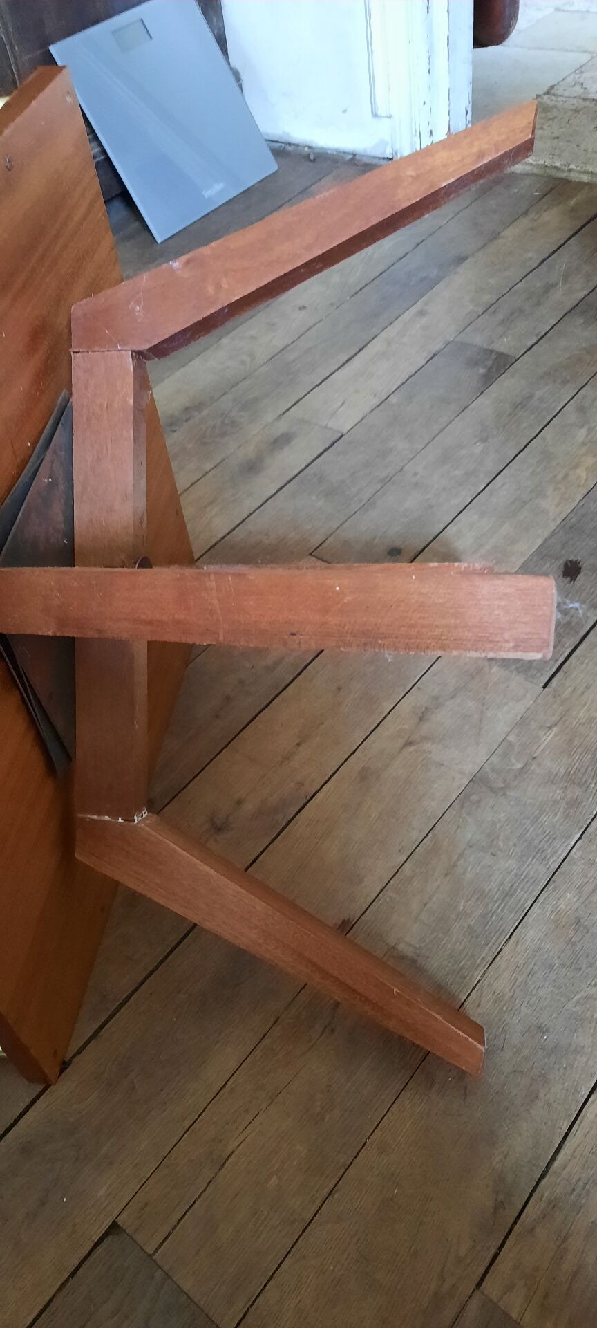 Rotating floor bookshelf