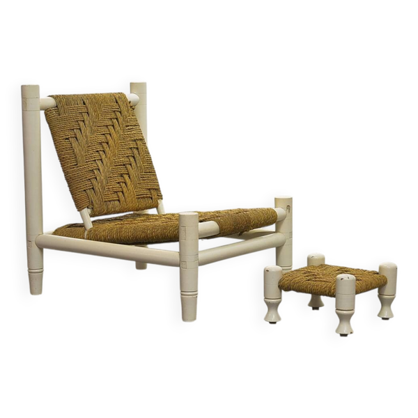Fauteuil et tabouret bas en osier blanc et chêne de style Charlotte Perriand