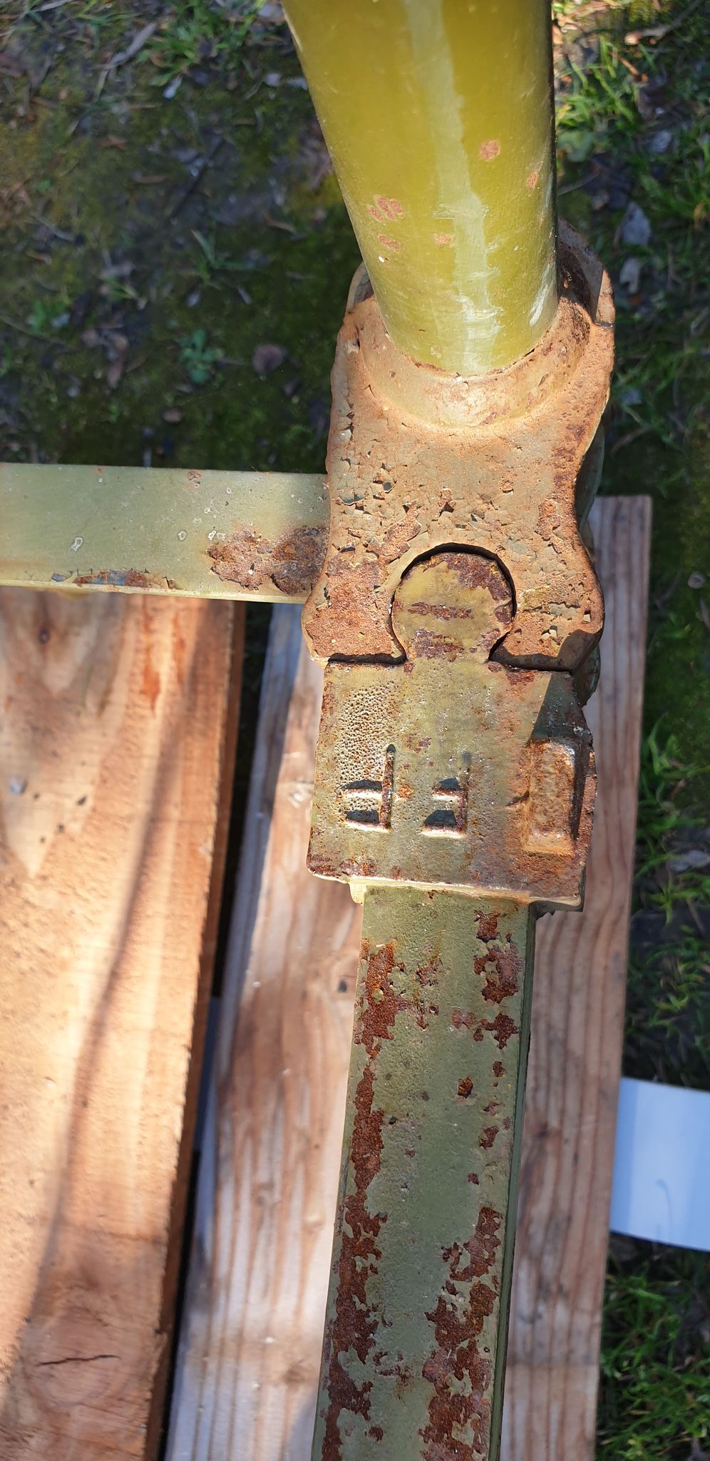 Metal bed
