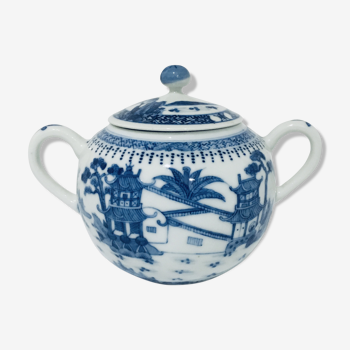 Bonbonnière ancienne en porcelaine blanche et bleue du Japon