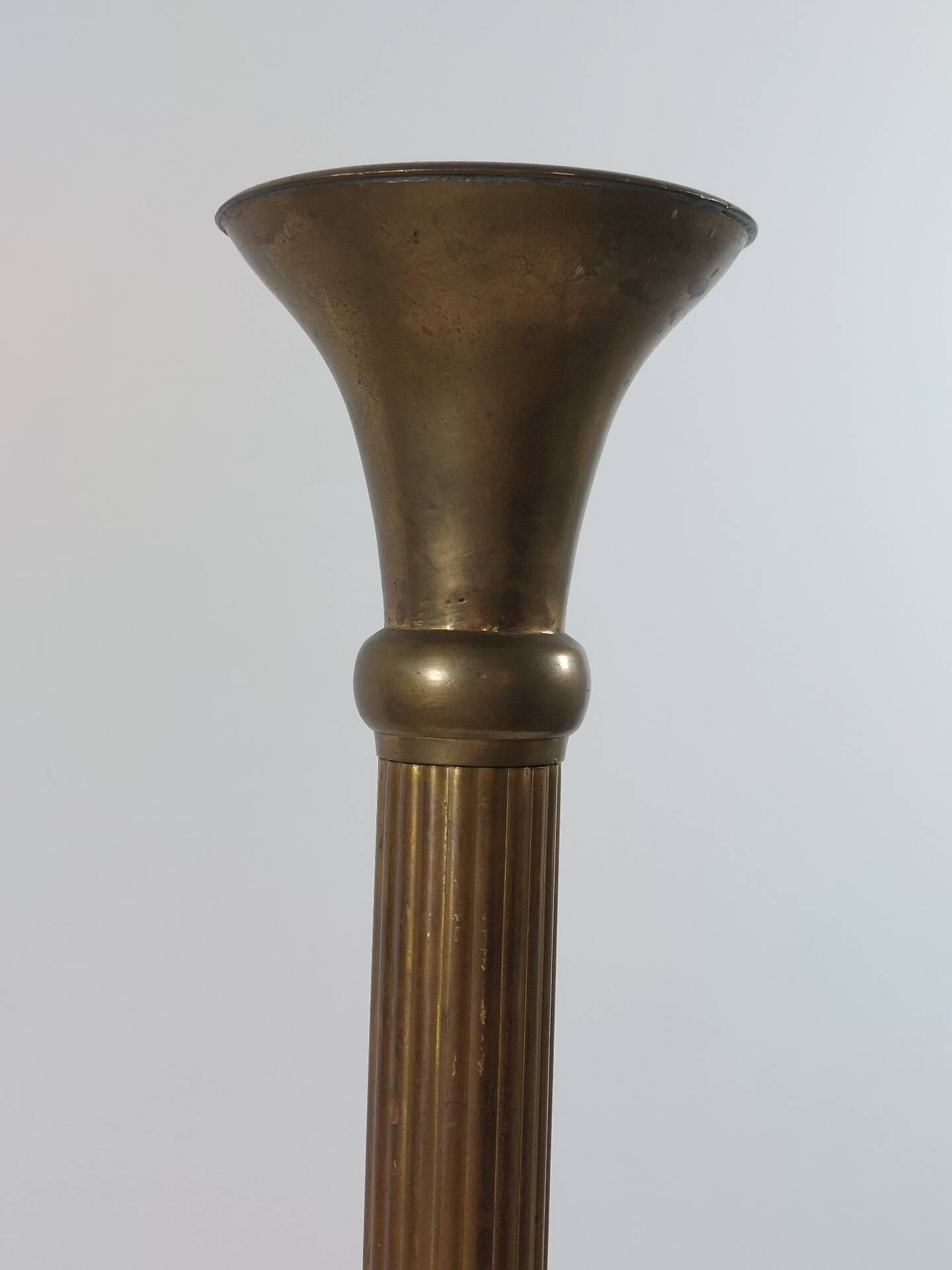 Bougeoir en laiton patiné antique décor colonne Empire