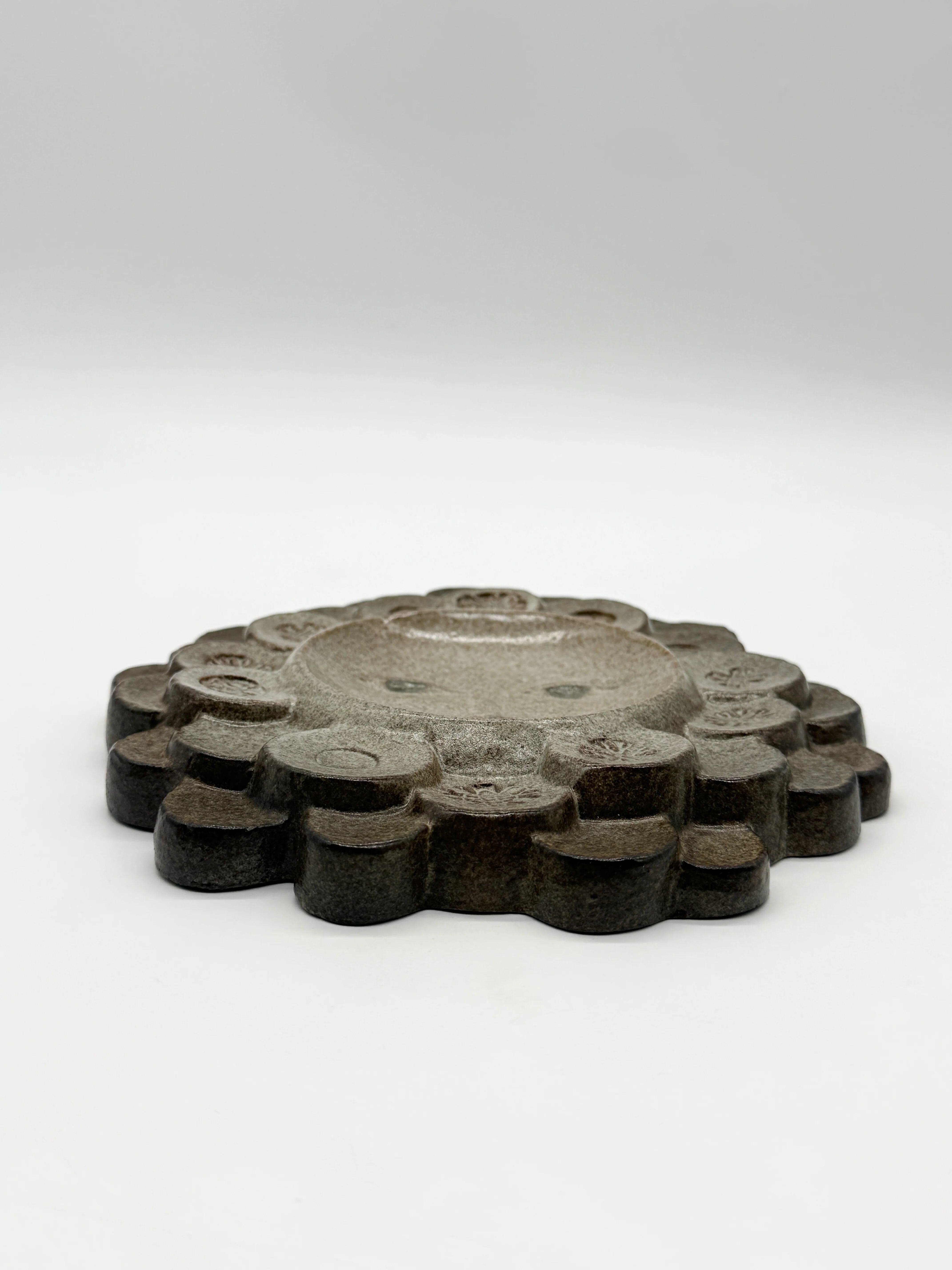 Céramique murale « visage solaire » — signée, circa 1970