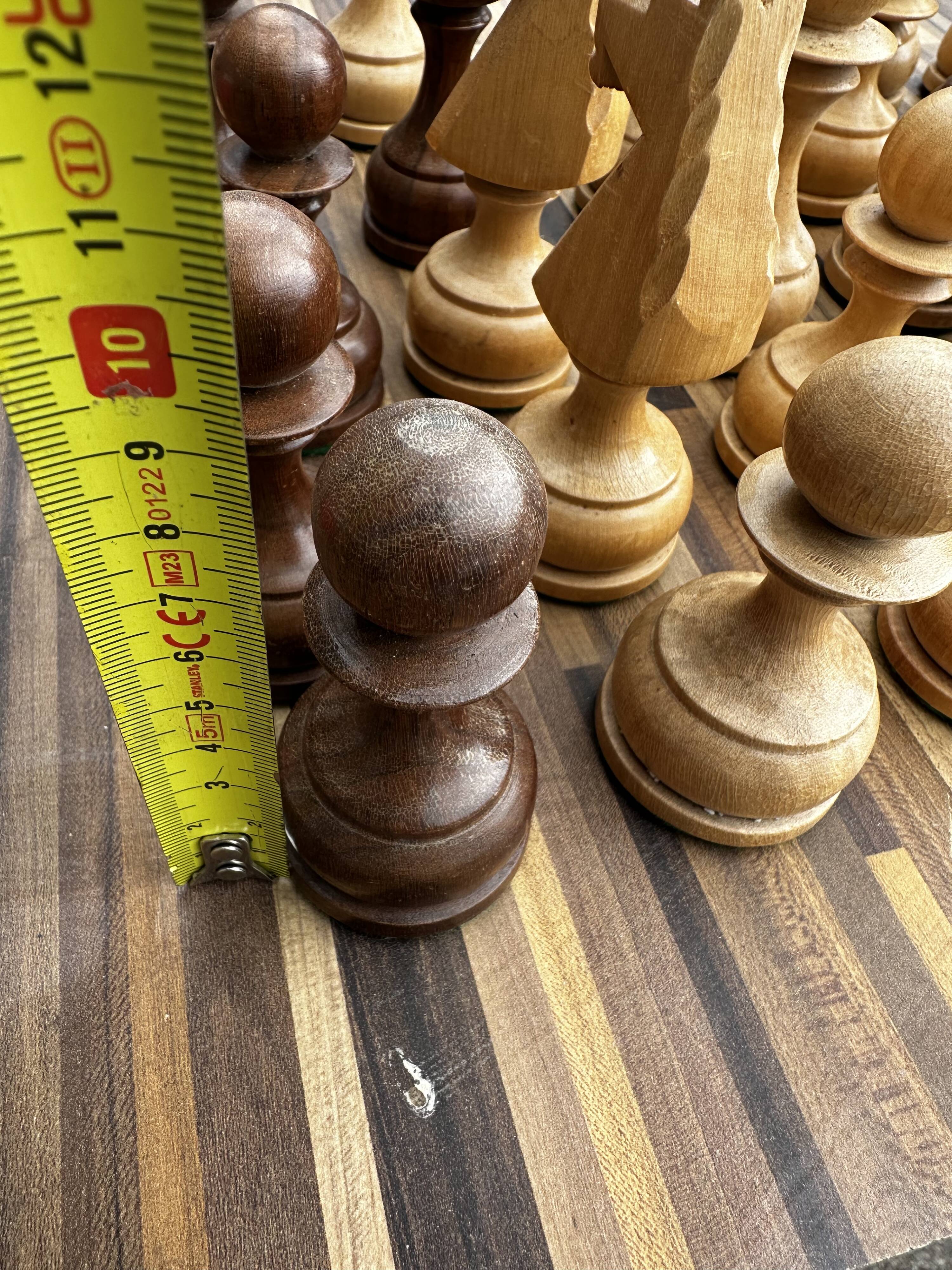 32 Staunton chess pieces in turned boxwood
