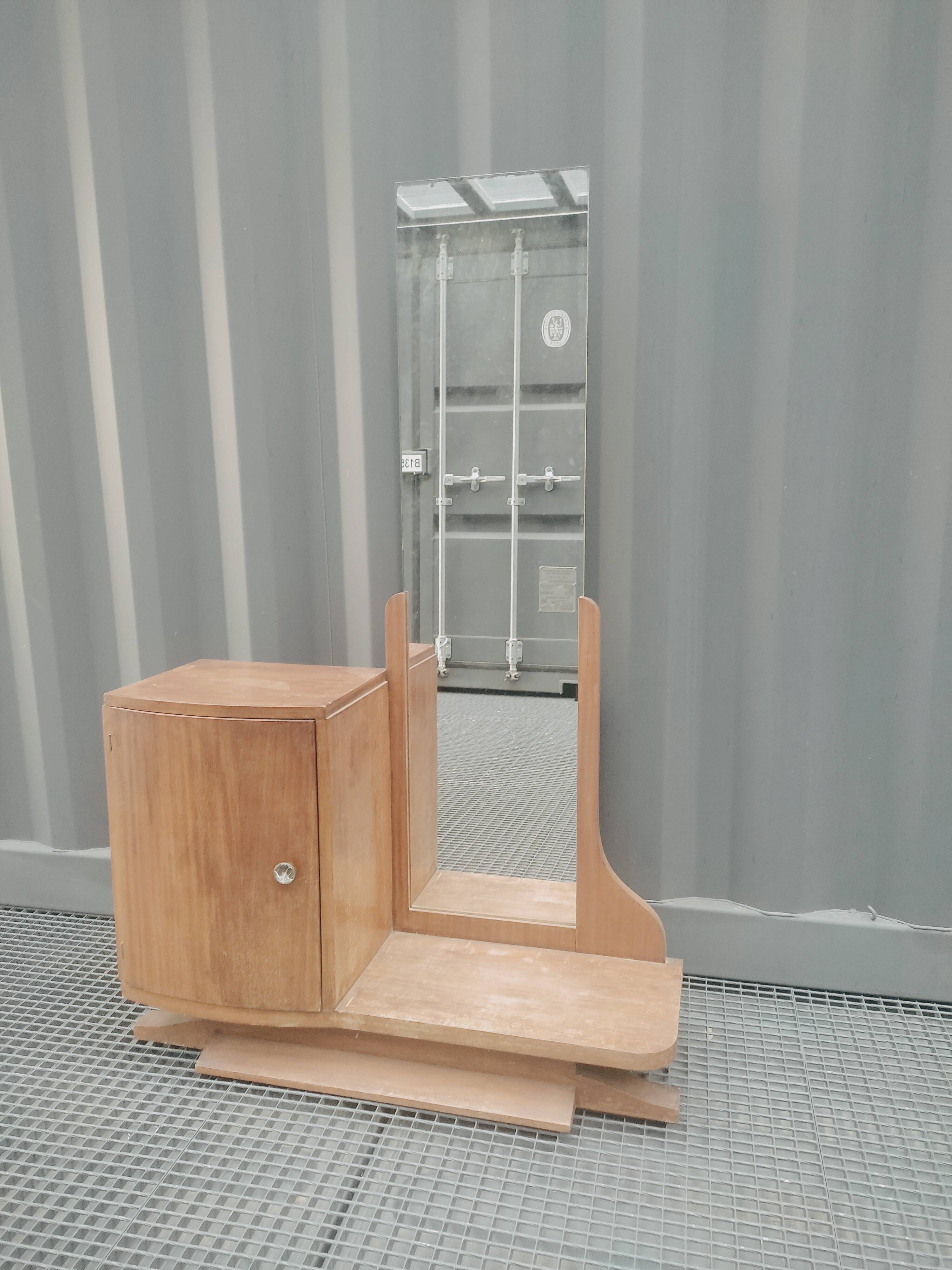 Hairdresser psyche art deco