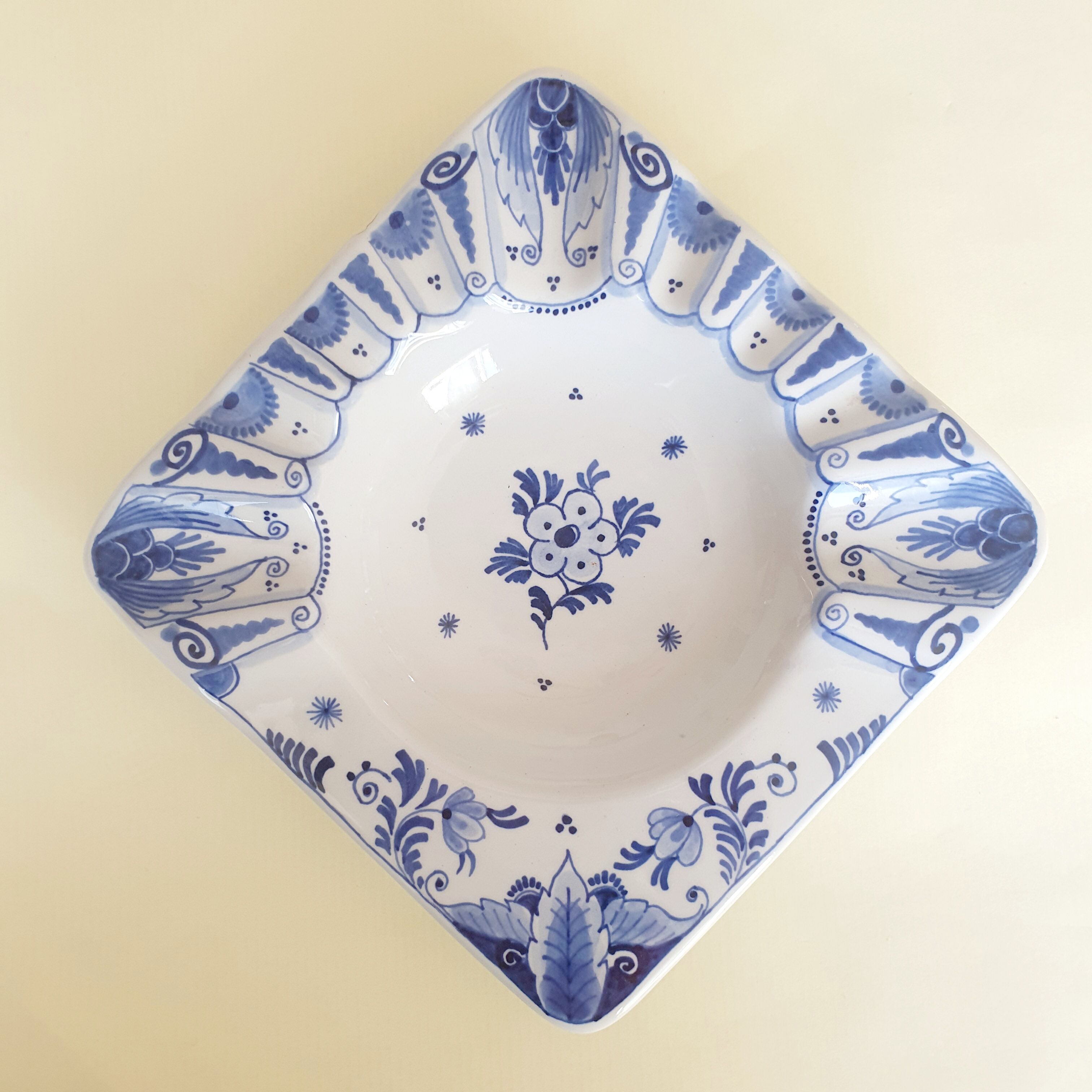 Delft porcelain pocket-empty ashtray