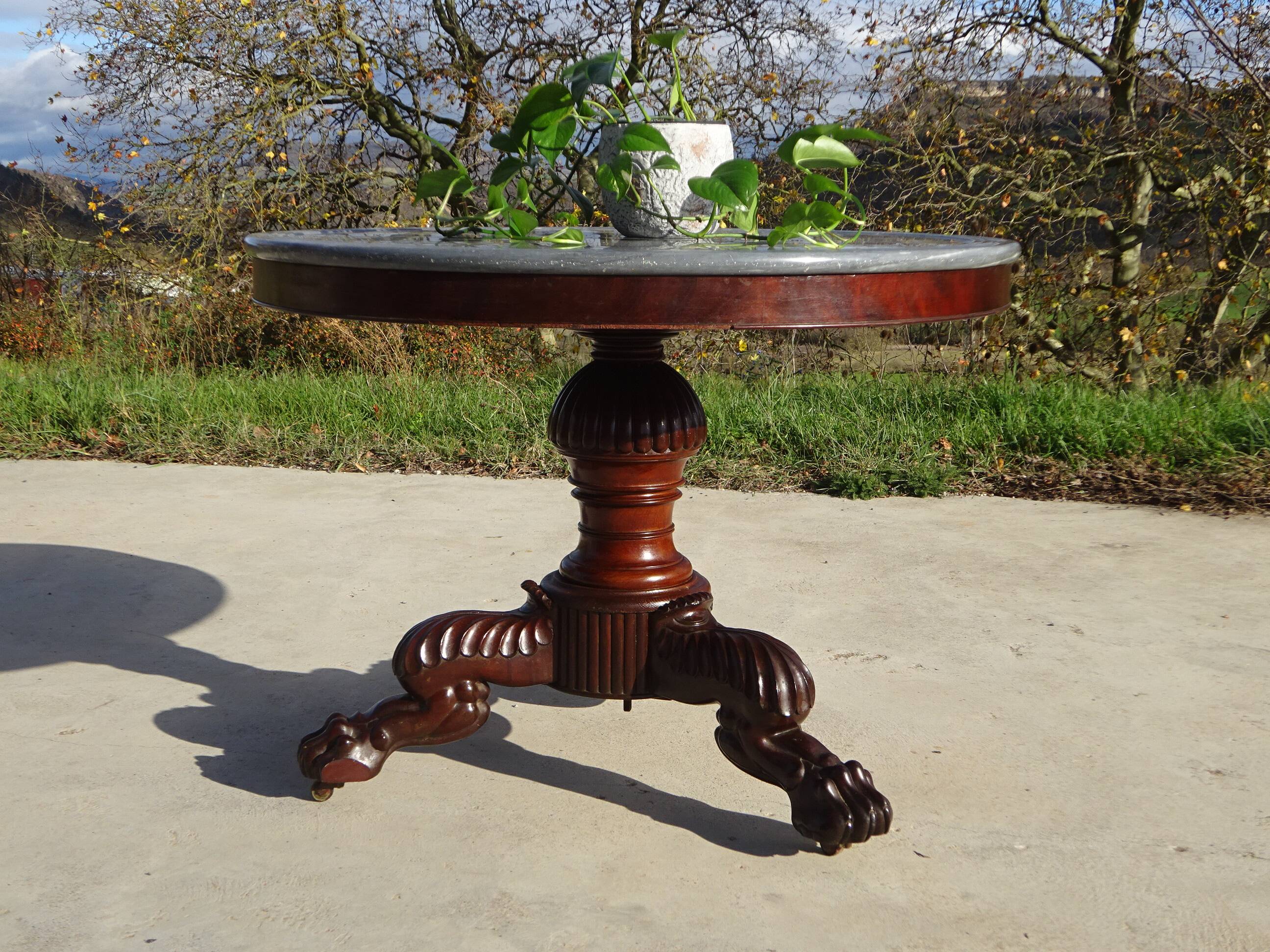 Empire guéridon in mahogany and marble, revolving top.