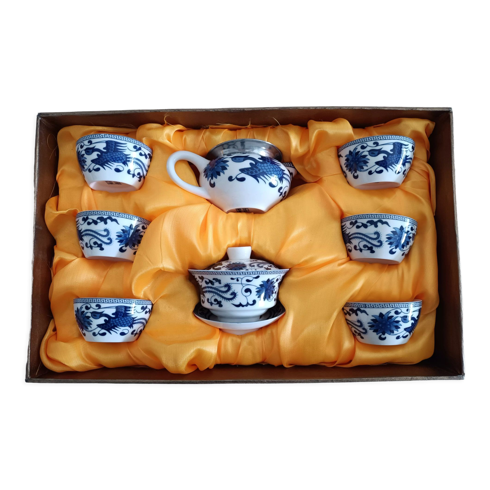 Gaiwan traditional chinese tea set in blue and white porcelain