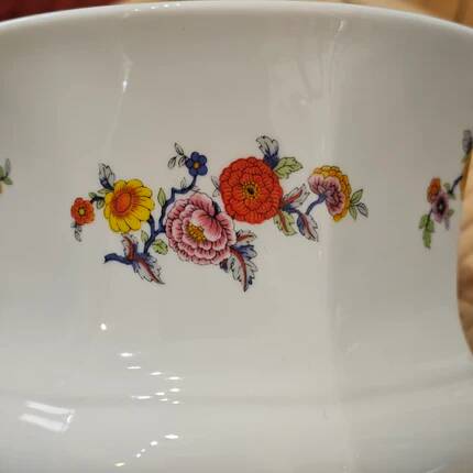 White porcelain pot (cache-pot) with floral patterns from Wunsiedel.