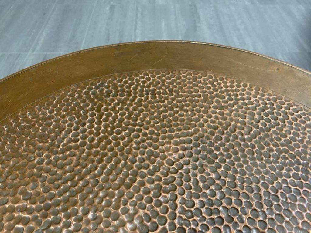 Table à six pieds de style Adolf Loos avec plaque en cuivre