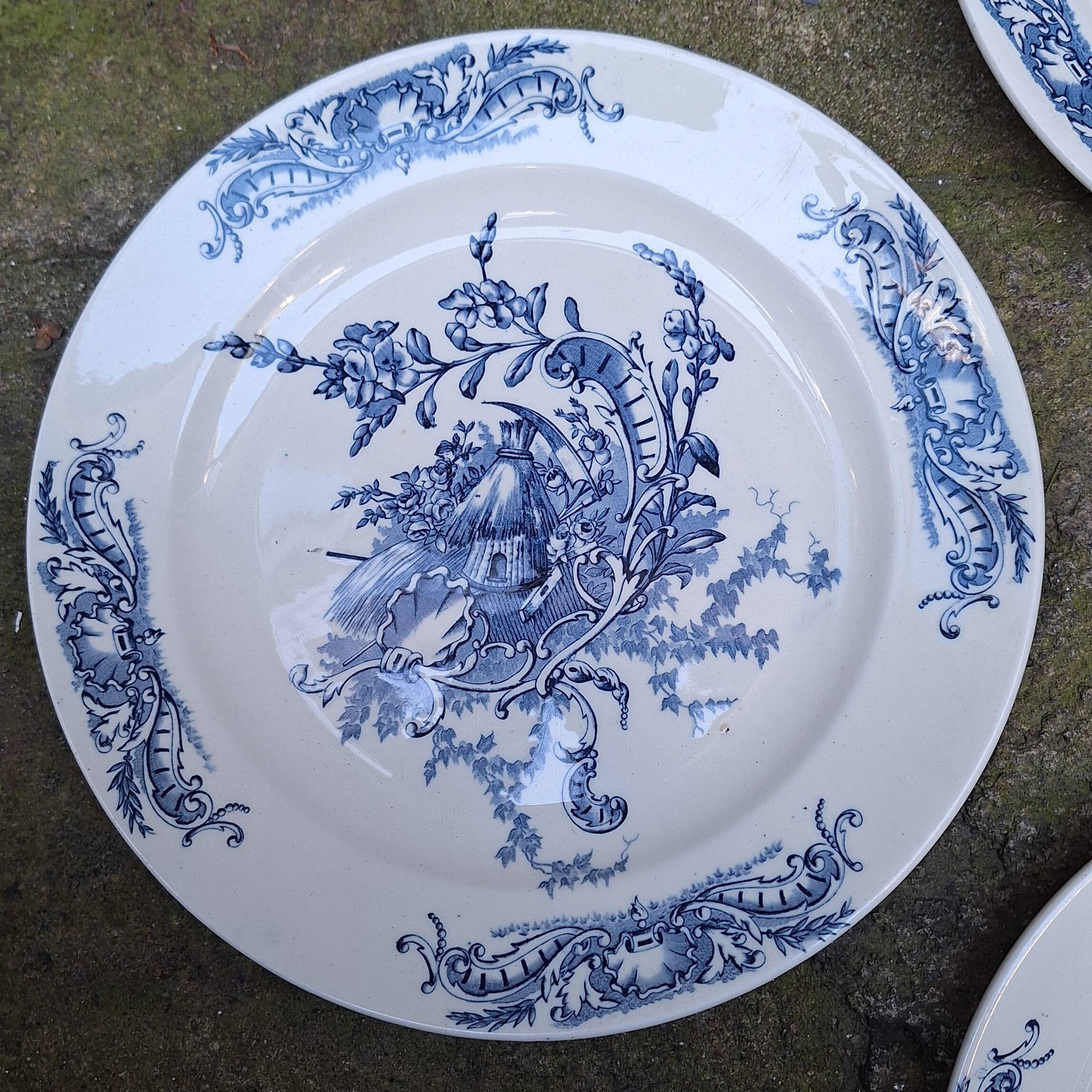 Service set in SG porcelain, Louis XV model.