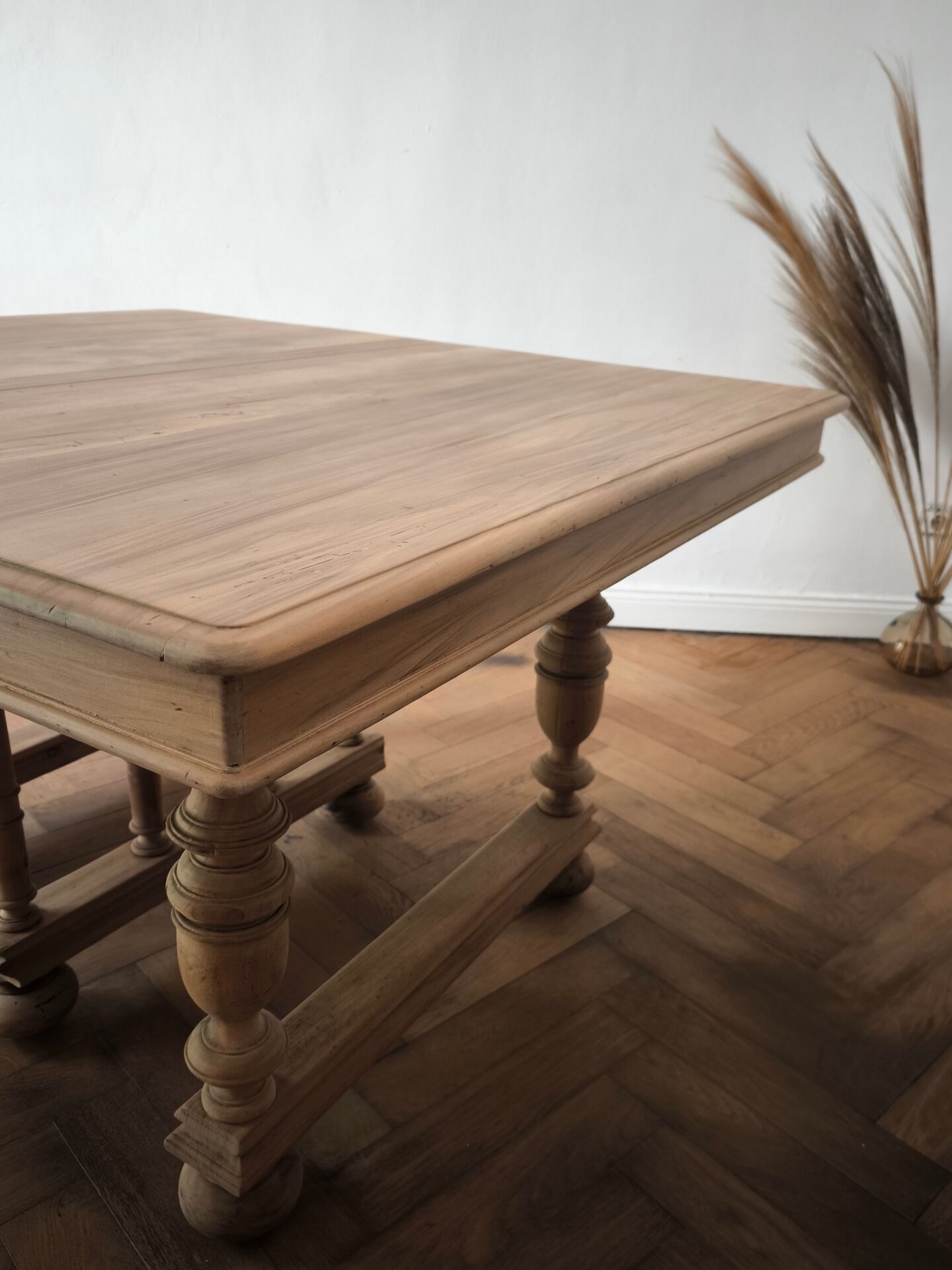 Henri II mid-table in solid walnut – Custom finish