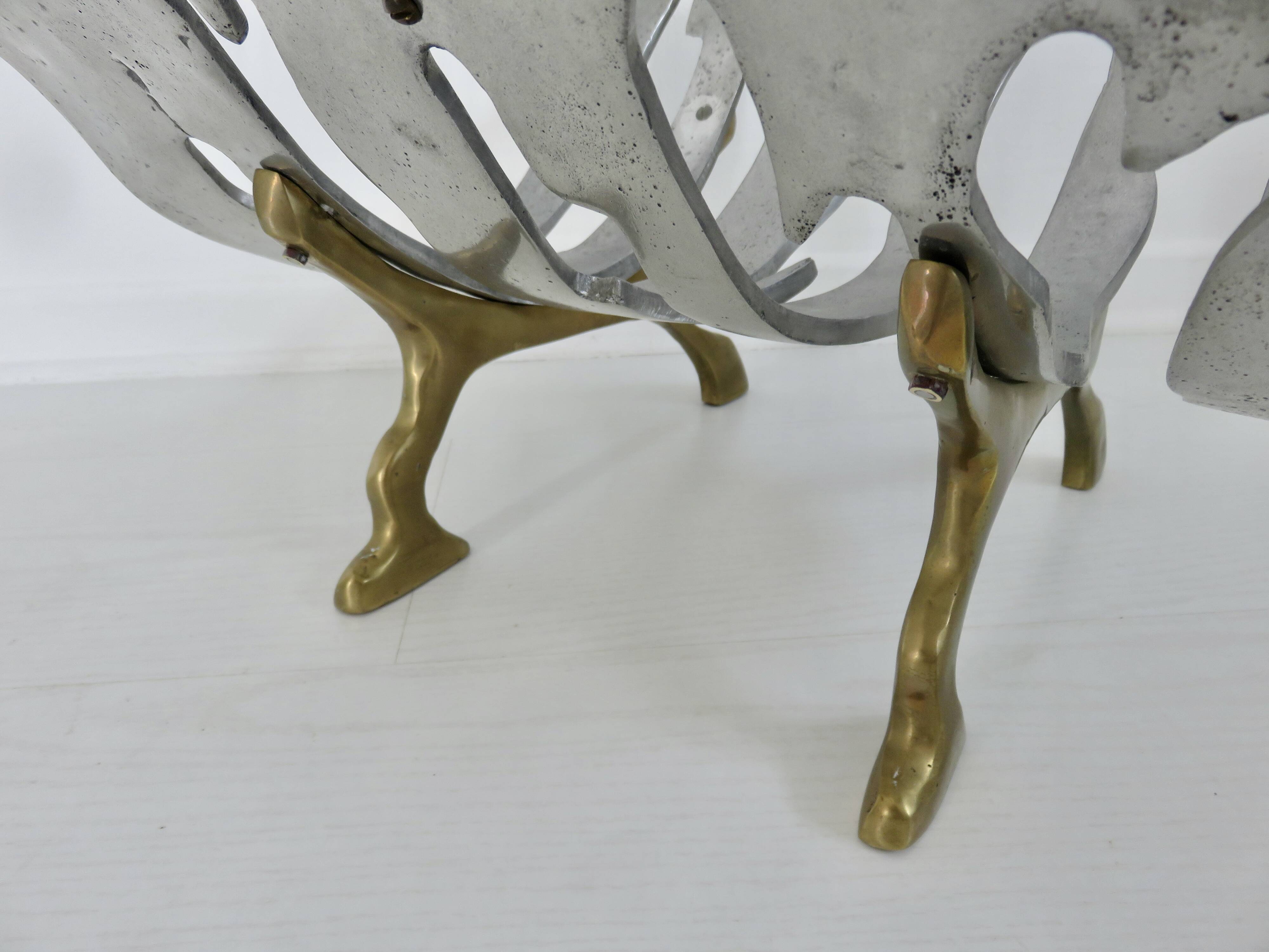 Porte buches de cheminée moderniste, laiton et aluminium, 1970