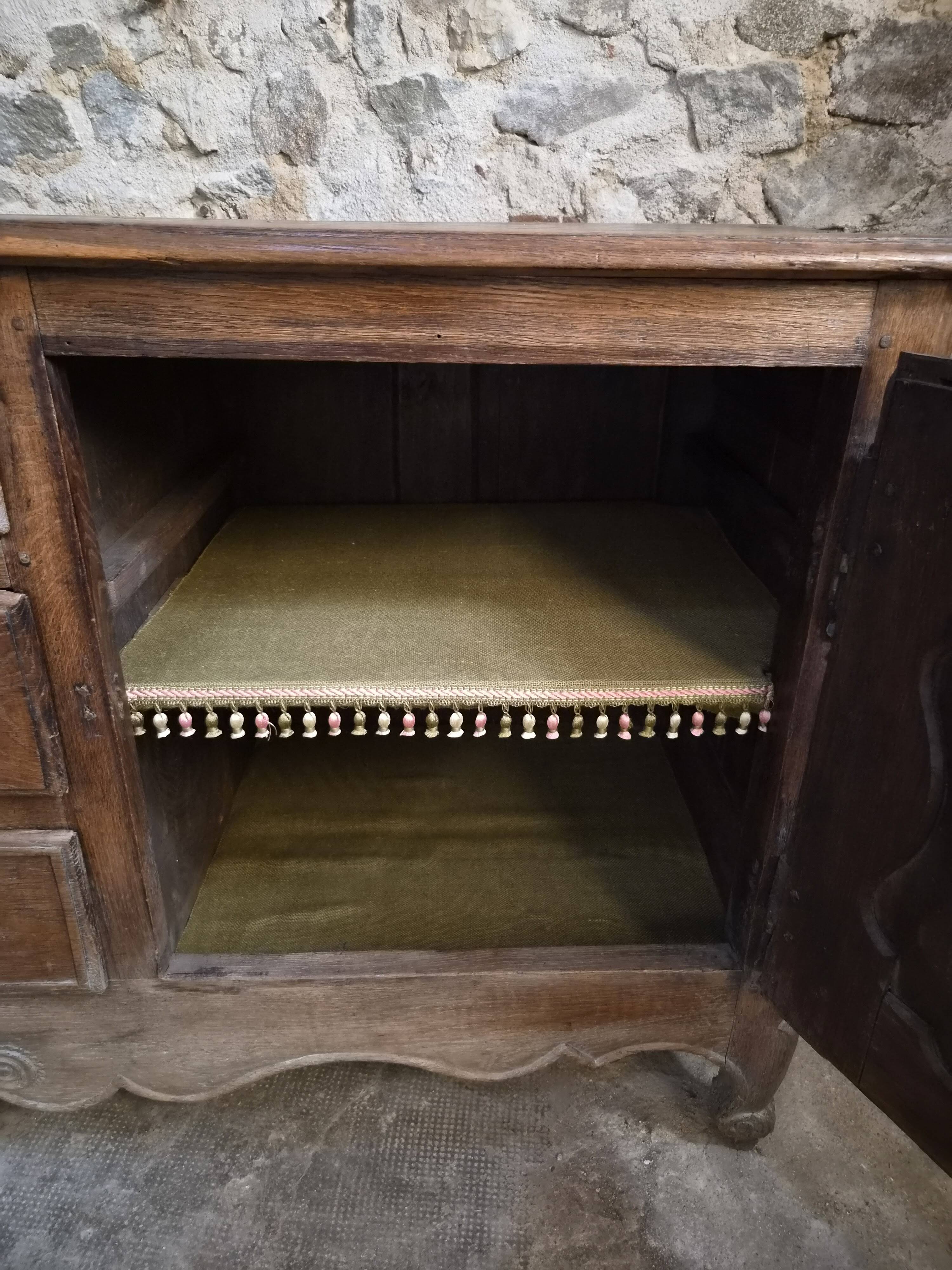 Grand oak buffet from the 18th century, Auvergne