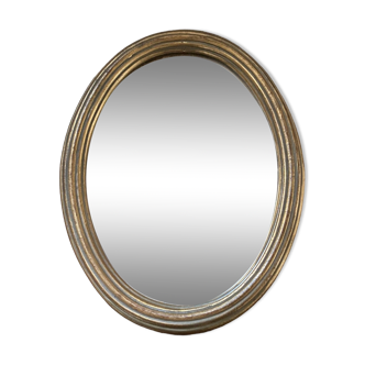 Miroir ovale classique en bois doré.