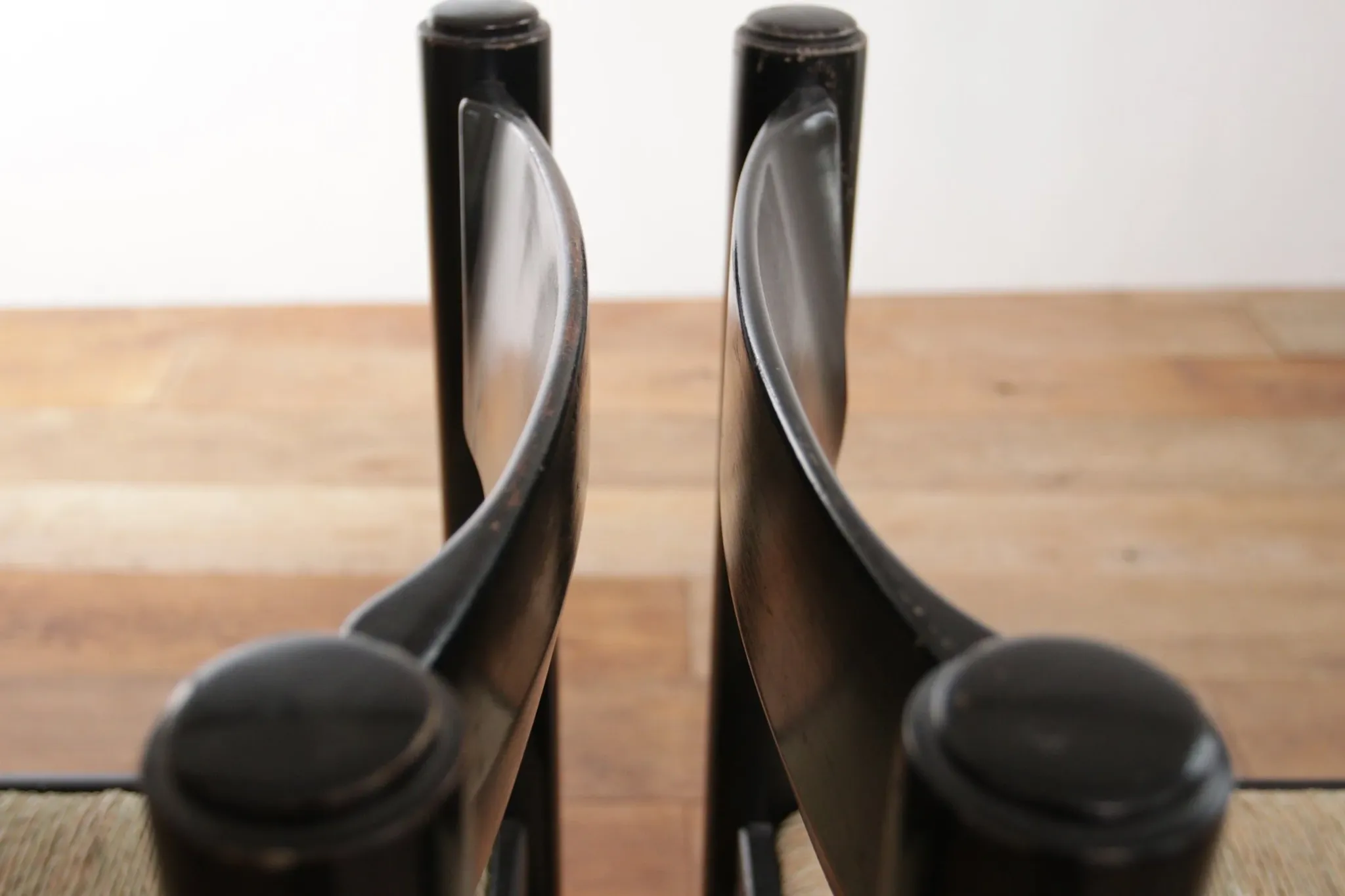 Set of 2 black rush dining chairs – Magistretti / Perriand style, 1970s