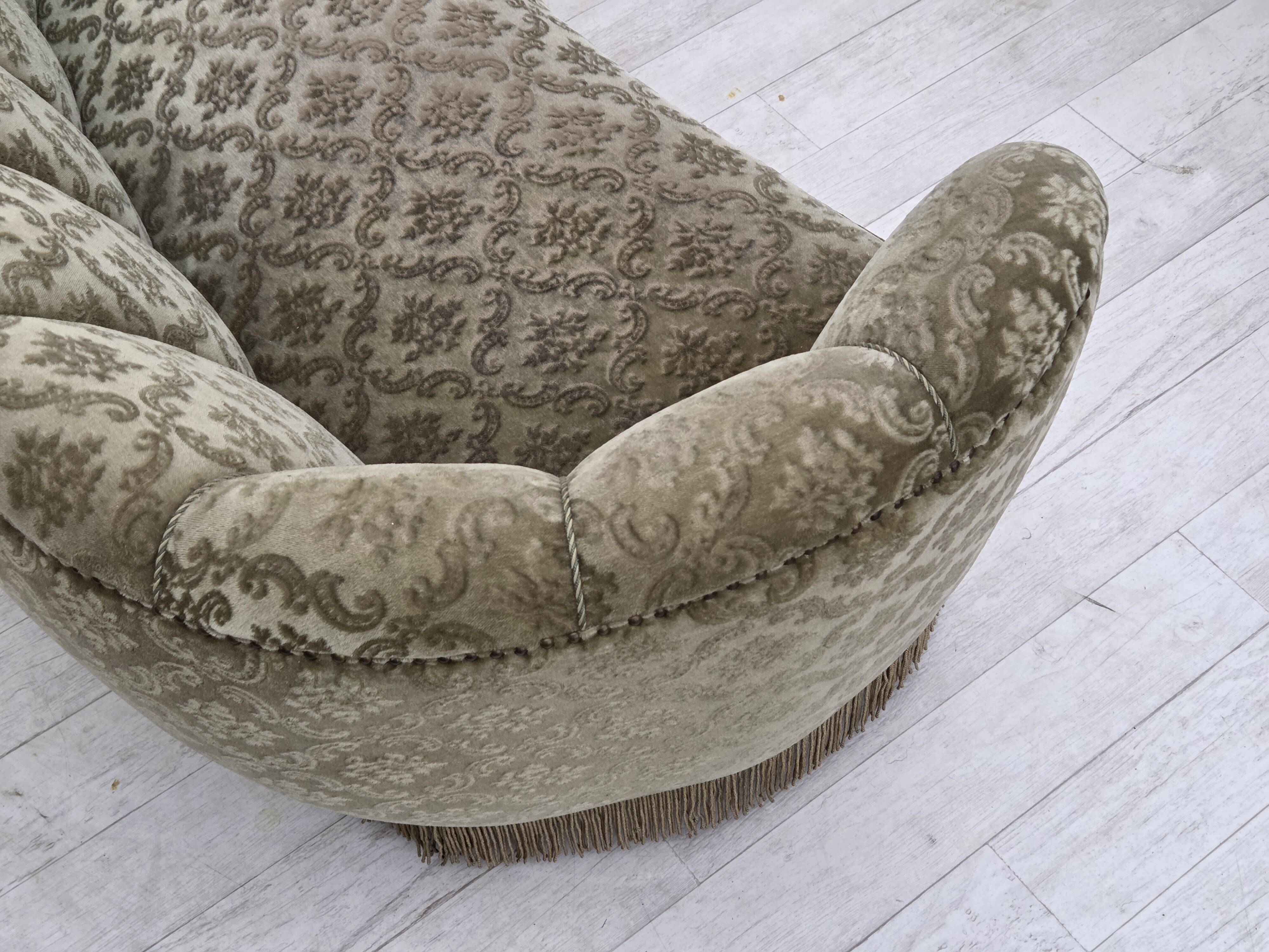 Canapé incurvé 2 places danois des années 1960, revêtement en velours vert clair.