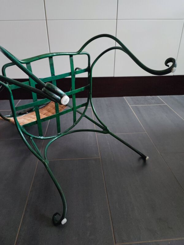 Chaise en métal et rotin avec un décor de vigne et raisin