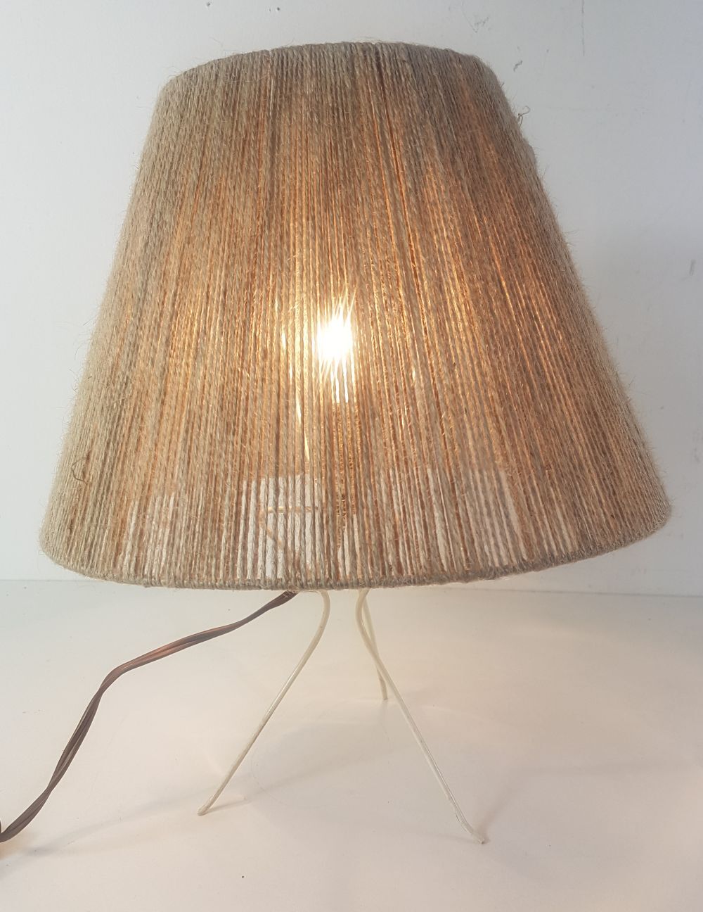 Tripod lamp 60s