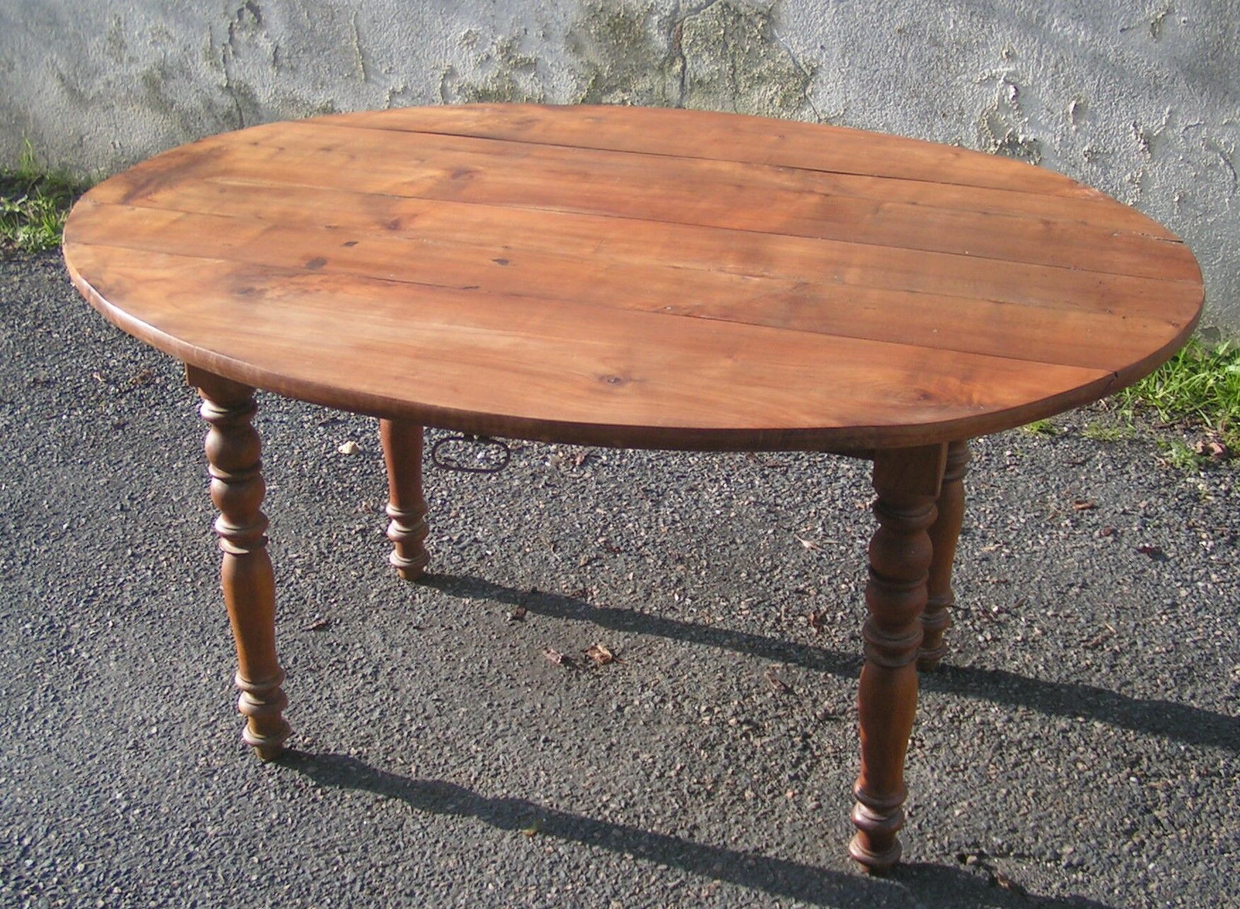 Oval flap table
