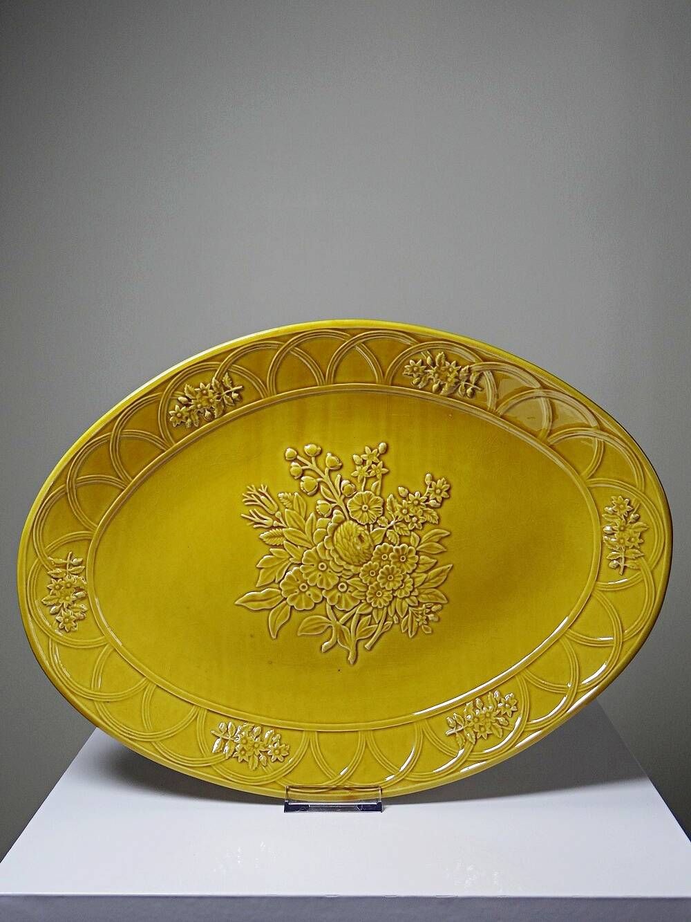 Large oval dish Bordallo Pinheiro yellow earthenware, Portugal 1970-1980