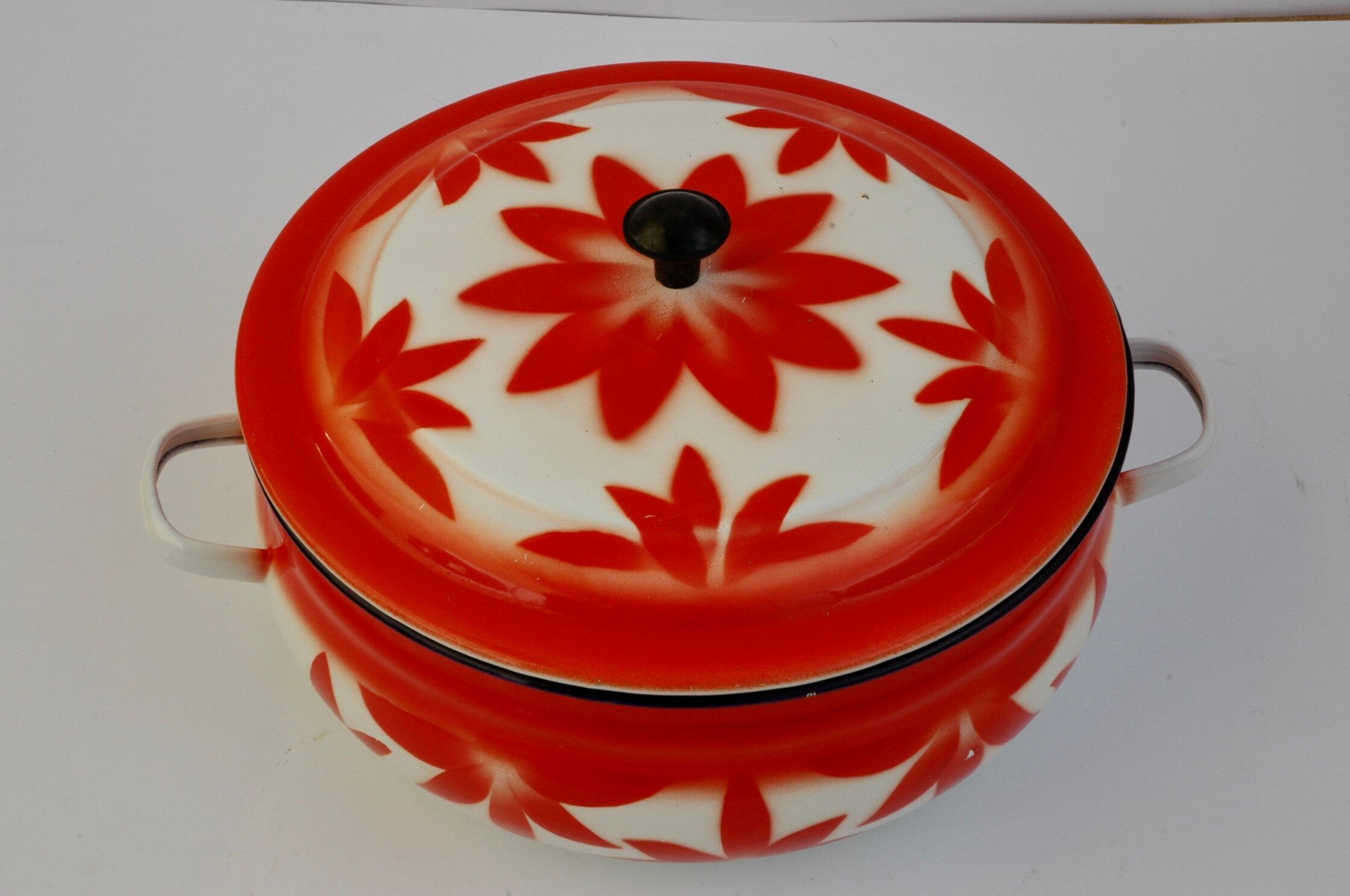 Cocotte en tôle émaillée orange et blanche