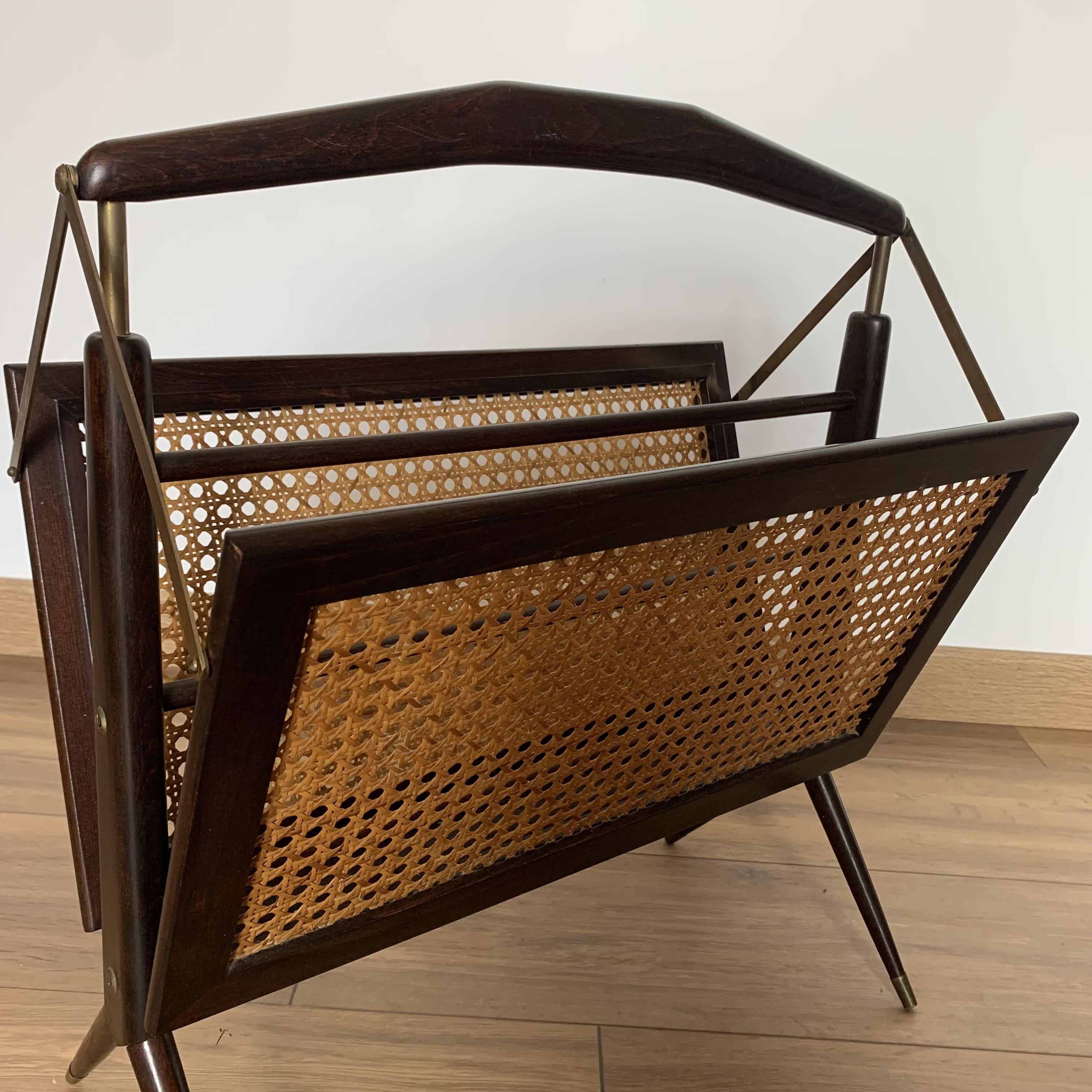 Folding magazine rack